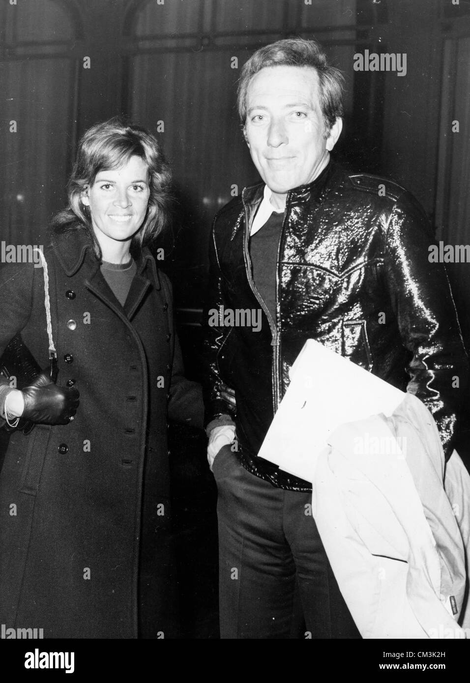 8 novembre 1970 - Londres, Angleterre, Royaume-Uni - Chanteur Andy Williams et son ex-épouse CLAUDINE LONGET est arrivé à Londres pour Williams à effectuer dans la Royal Variety Performance au London Palladium. Photo : Andy Williams et Claudine Longet arrivant à l'Hôtel Savoy. (Crédit Image : © Keystone Photos USA/ZUMAPRESS.com) Banque D'Images
