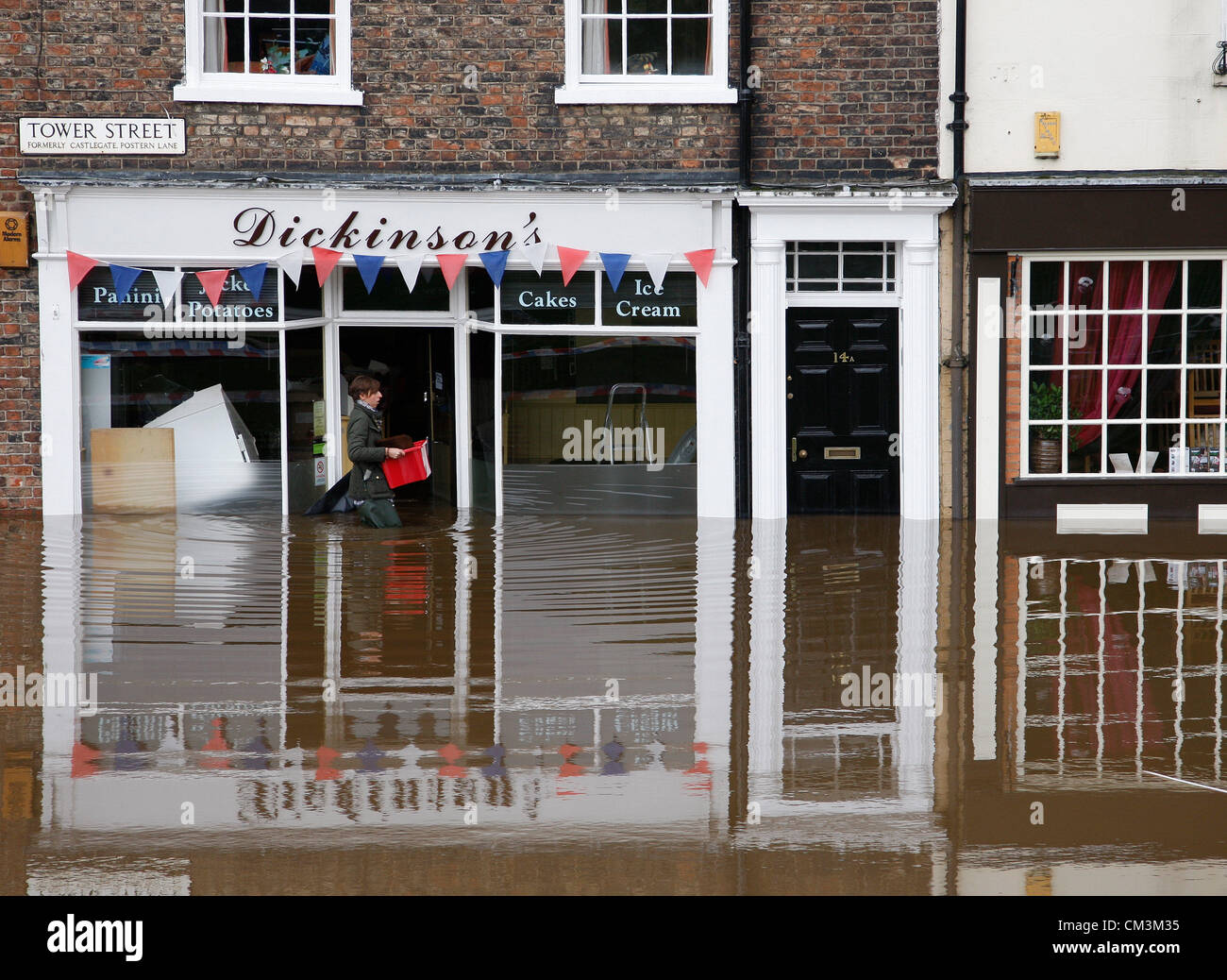 Les ENTREPRISES LOCALES SUR INONDÉE POUR VILLE DE YORK DE YORK NORTH YORKSHIRE ANGLETERRE 27 Septembre 2012 Banque D'Images