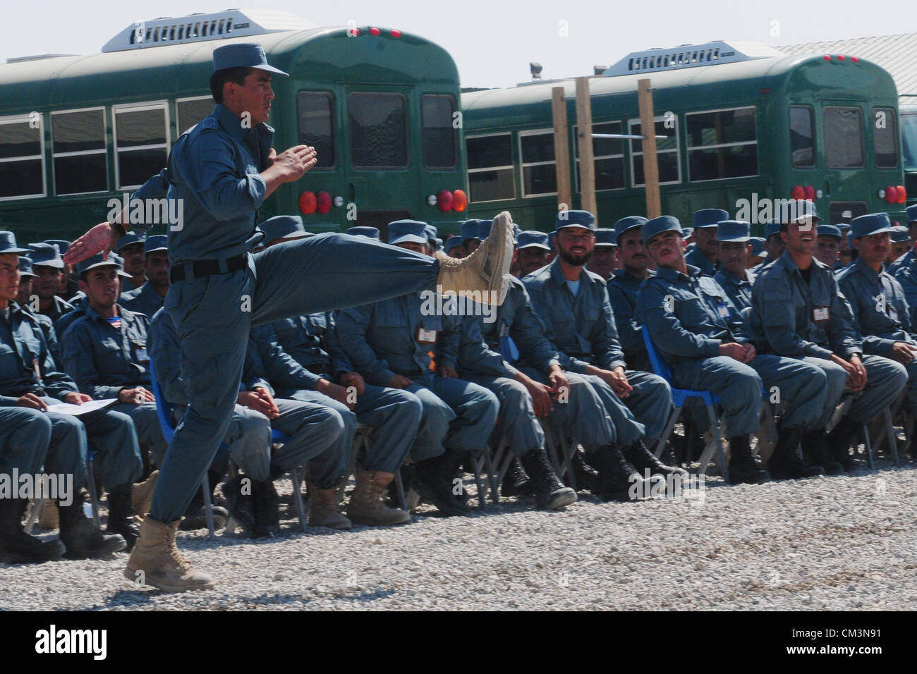 Des membres de la Police nationale afghane défilent le jour de la remise des diplômes de formation régional à Center-Kandahar le 27 septembre 2012 dans la base d'opération avancée Scorpion, province de Kandahar, Afghanistan. Banque D'Images