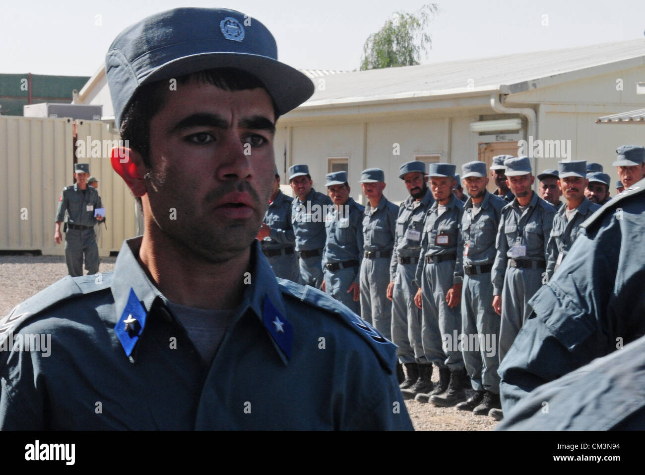 Des membres de la Police nationale afghane défilent le jour de la remise des diplômes de formation régional à Center-Kandahar le 27 septembre 2012 dans la base d'opération avancée Scorpion, province de Kandahar, Afghanistan. Banque D'Images