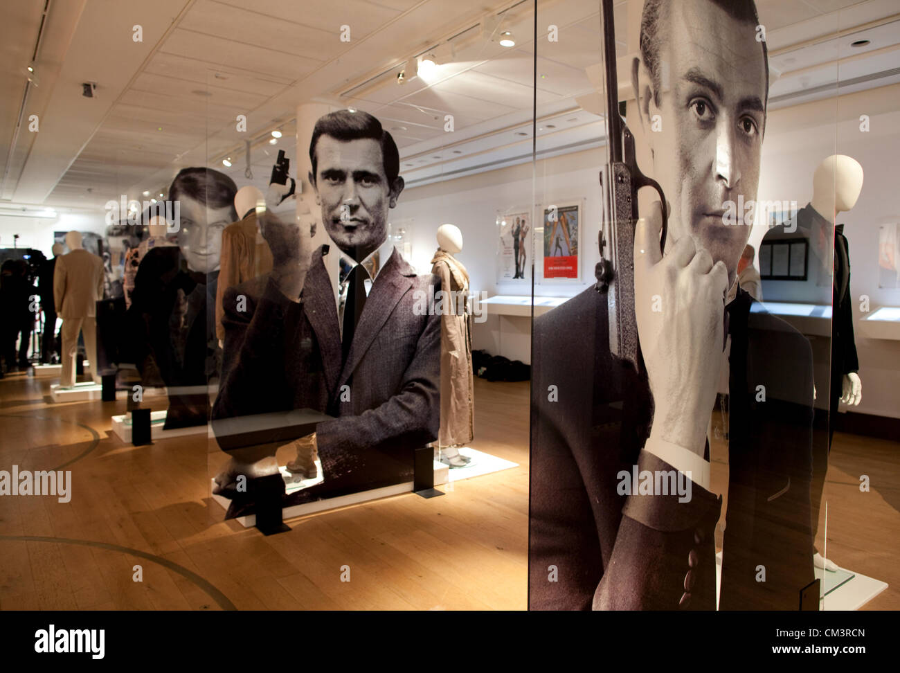 50 ans de James Bond aux enchères chez Christie's, Londres, UK 28.09.2012 Pour célébrer le 50e anniversaire de James Bond au cinéma, Christie's annonce 50 ans de James Bond - La vente aux enchères, la présentation de l'opportunité d'acquérir des souvenirs d'obligations à mettre aux enchères chez Christie's en ligne entre le 29 septembre jusqu'au 5 octobre. Banque D'Images