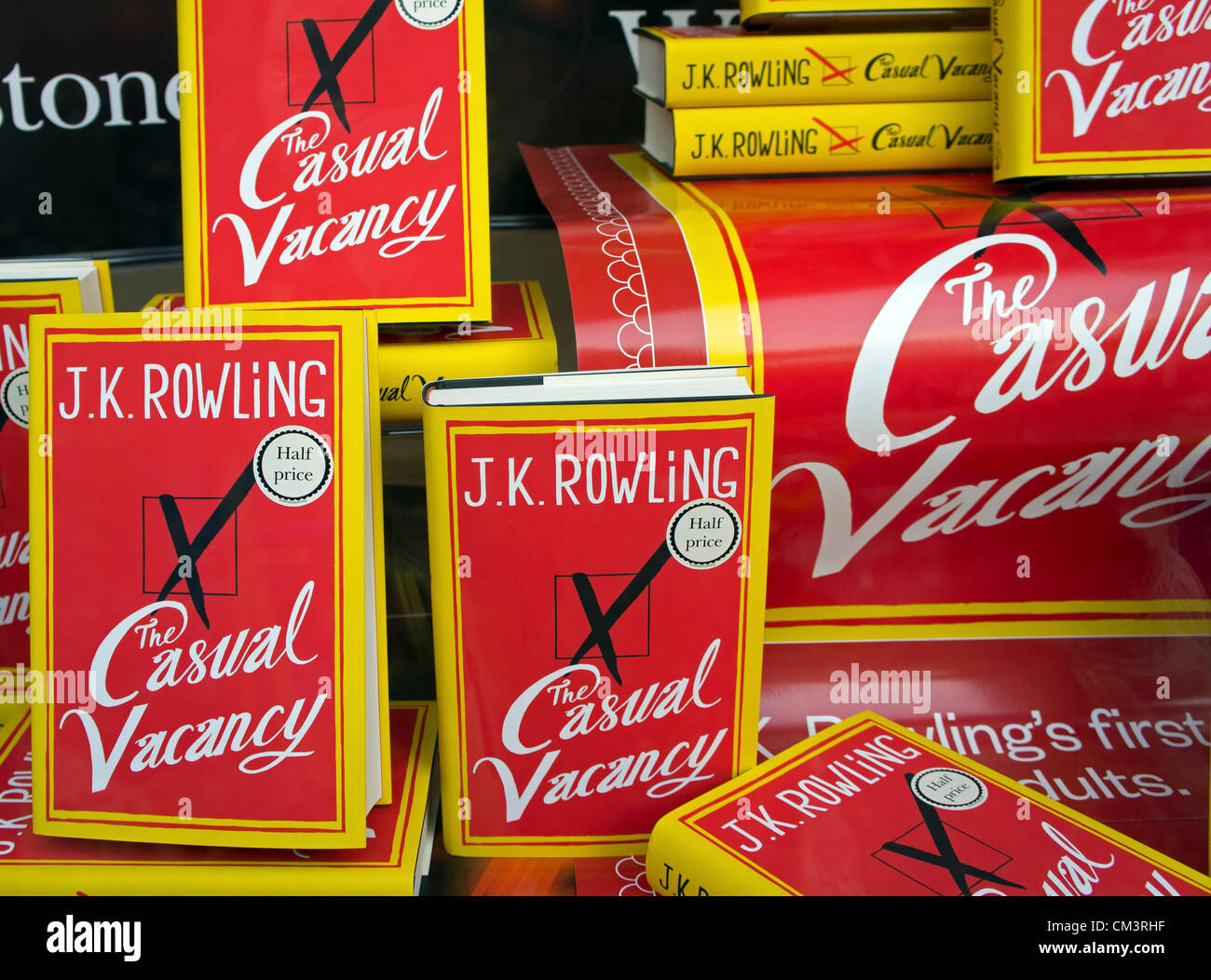 ' La ' est le nouveau roman de J.K.Rowling l'auteur en vente à Truro, Cornwall, le 28 septembre 2012 Banque D'Images