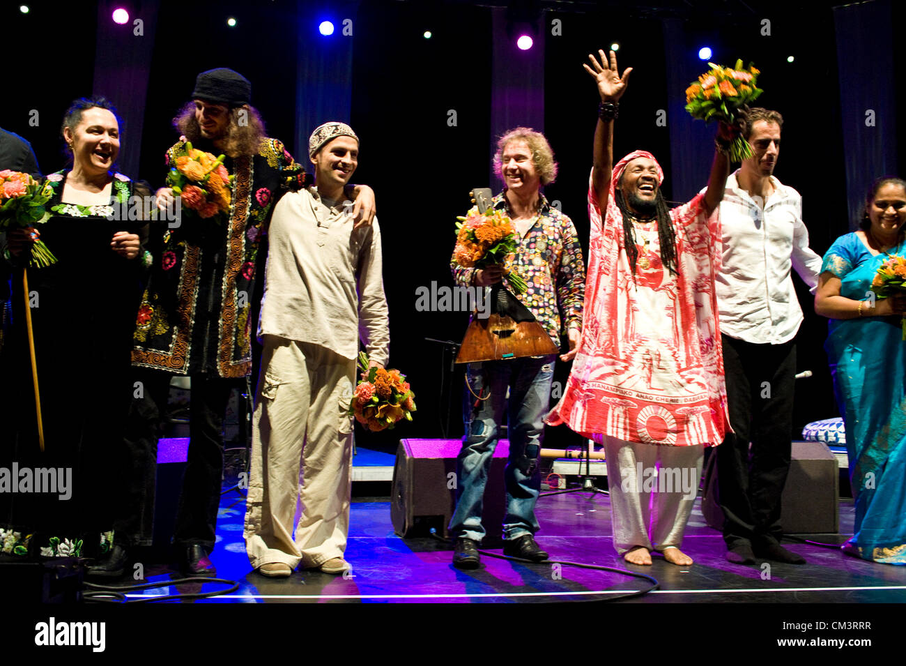 27 septembre 2012 - Le cinquième jour de la semaine du festival a été un trois heures d'un pot-pourri de styles et de sons orientaux. Les forces de rejoindre les artistes et les tuteurs sur scène. De gauche à droite : Maria Pomianowska (Pologne), Dima Gorelik (Israël), Vladiswar Nadishana (Sibérie, Russie), Aleksey Arkipovskiy (Russie), Clement Kilema (Madagascar), Bijan Chemirani (Iran), Jyostna Srikanth (Inde). Banque D'Images