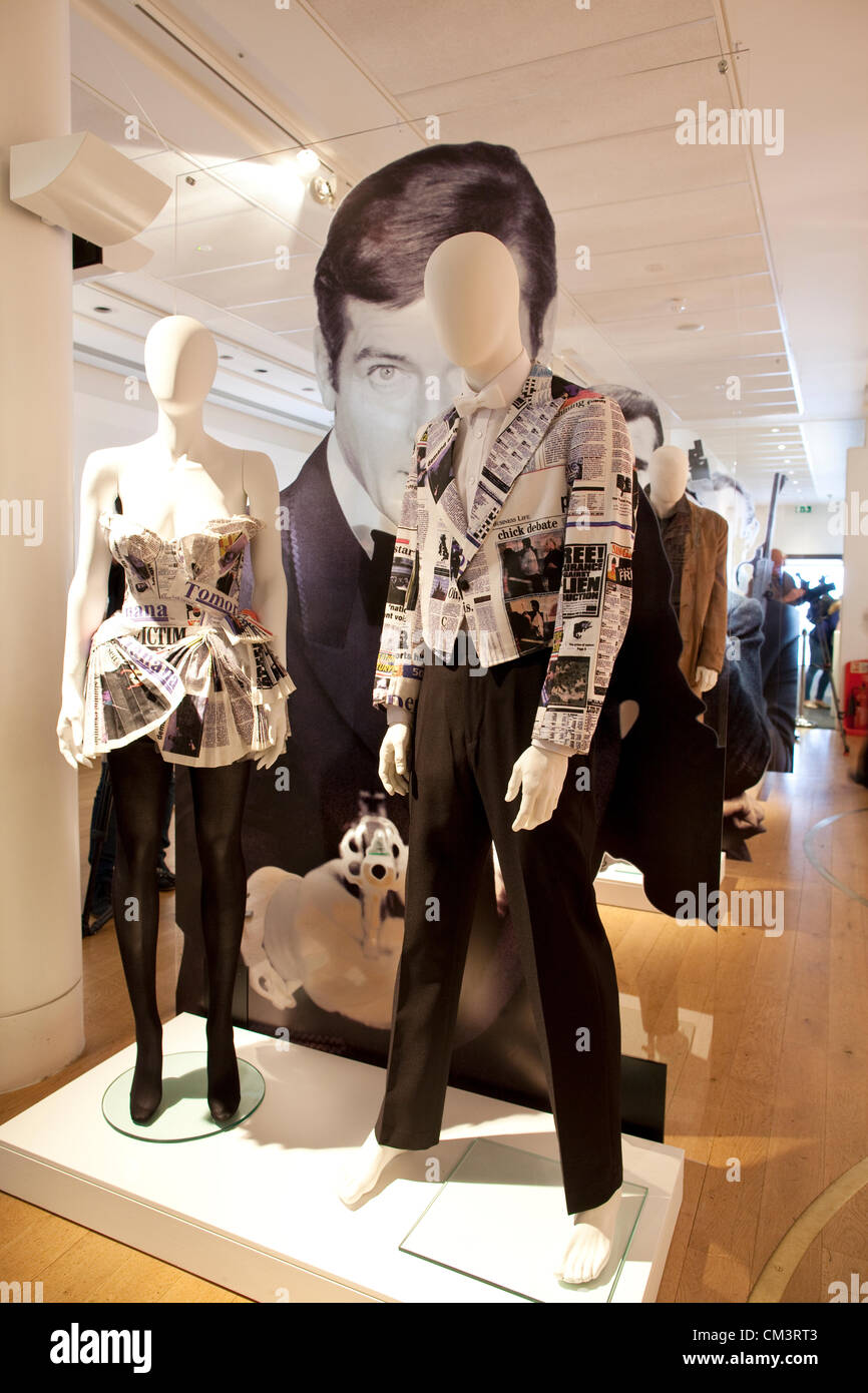 50 ans de James Bond aux enchères chez Christie's, Londres, UK 28.09.2012 Pour célébrer le 50e anniversaire de James Bond au cinéma, Christie's annonce 50 ans de James Bond - La vente aux enchères, la présentation de l'opportunité d'acquérir des souvenirs d'obligations. Ici - une veste en jean et robe de cocktail, imprimé avec "demain" des coupures de journal, conçu par Lindy Hemming, portés par une serveuse et serveur dans "Demain ne meurt jamais" (1997), estimé à £500,1,000-1, qui sera mis aux enchères chez Christie's en ligne entre le 29 septembre jusqu'au 5 octobre. Banque D'Images