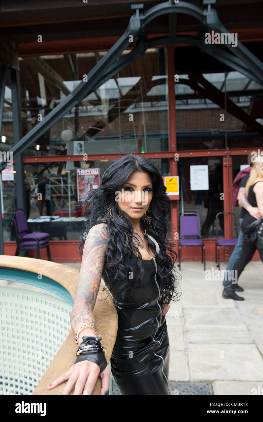 28 septembre 2012, Londres, Royaume-Uni. La 8ème Convention de Tatouage de Londres commence aujourd'hui au quai du tabac dans l'East End de Londres. Tattoo tatoueurs et fans du monde entier affluent vers le lieu. Lepa, un modèle de l'Agence de modèle d'Arts foncé pose pour la caméra en montrant son bras tatoué et à l'épaule. Banque D'Images