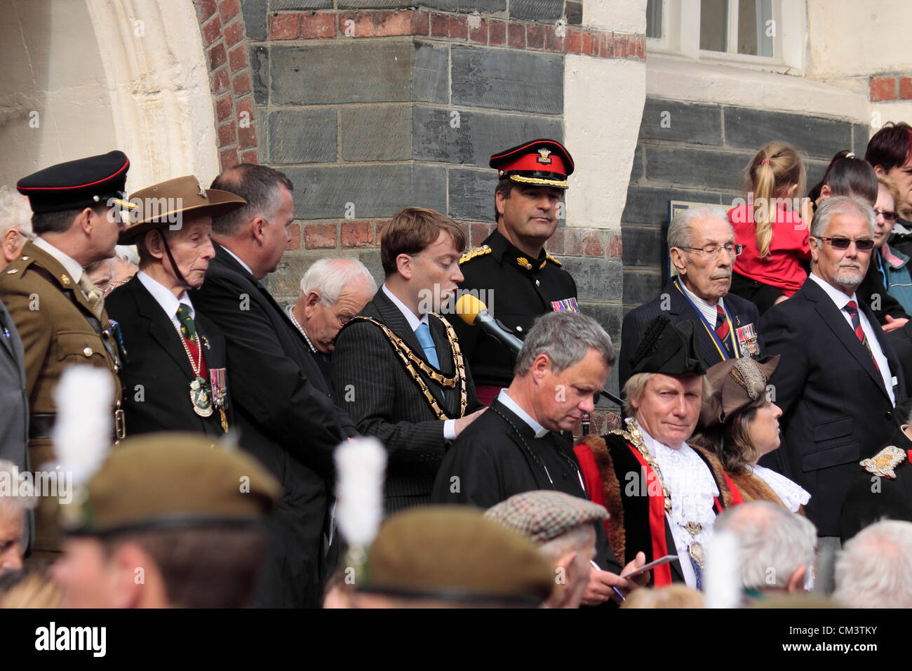 Cardigan, UK. 27 Septembre, 2012. Le Royal Welsh Regiment l'exercice de son droit de mars conformément à la liberté du comté de Ceredigion conférés en 2009 le jeudi 27 septembre 2012. Le conseiller Mark Cole aborde le Régiment et le public en présence. Banque D'Images