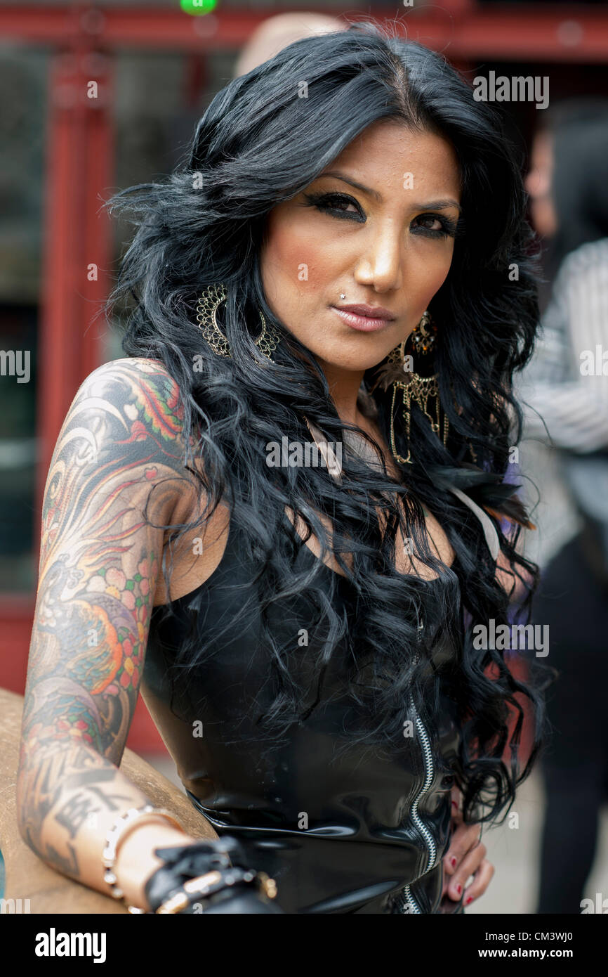 28 septembre 2012, Londres, Royaume-Uni. La 8ème Convention de Tatouage de Londres commence aujourd'hui au quai du tabac dans l'East End de Londres. Tattoo tatoueurs et fans du monde entier affluent vers le lieu. Lepa, un modèle de l'Agence de modèle d'Arts foncé pose pour la caméra en montrant son bras tatoué et à l'épaule. Banque D'Images
