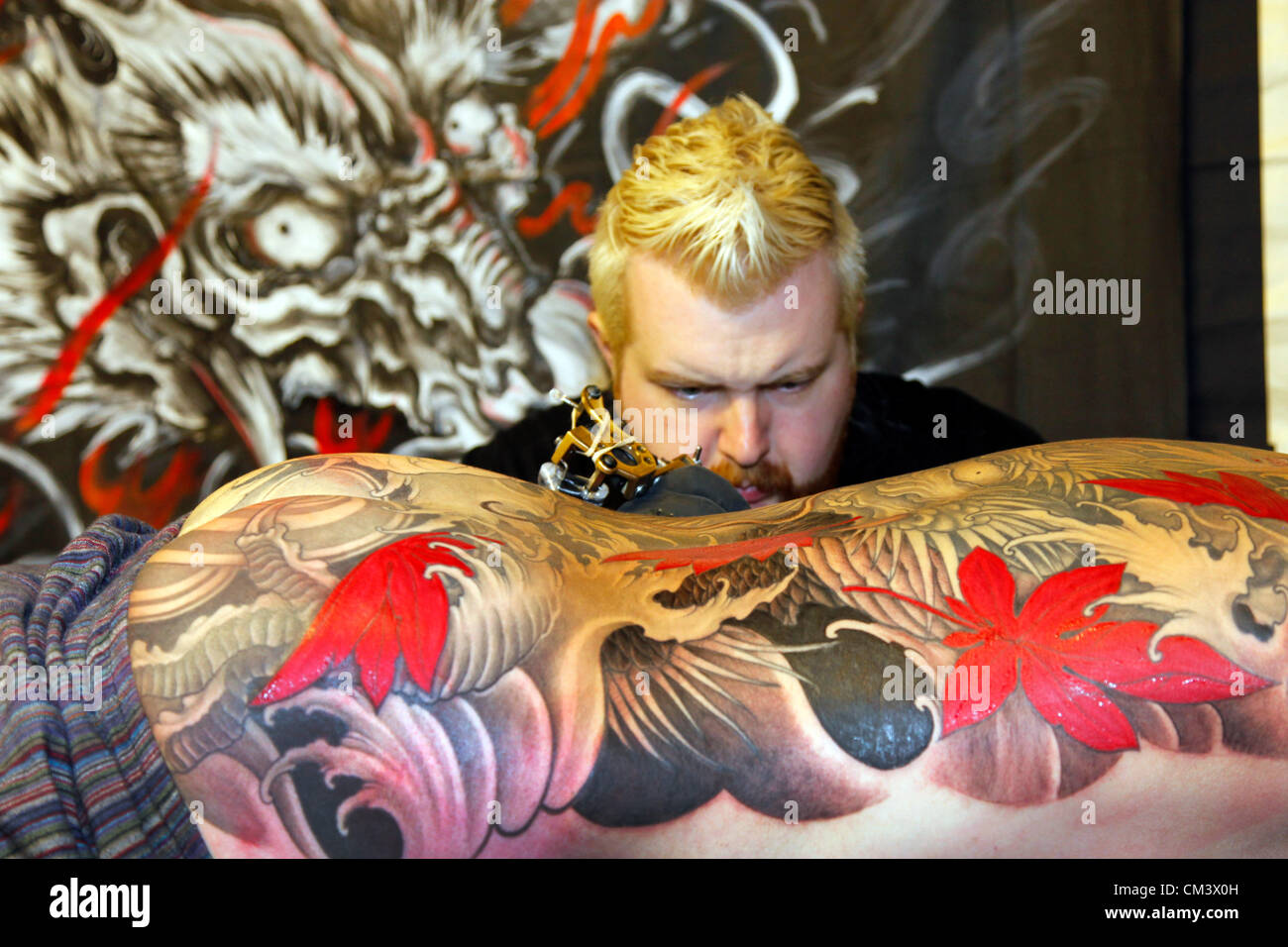 Londres, Royaume-Uni. 28 septembre 2012. Tatoueur Chris Crooks de tatouage Tatouage Dragon Blanc à la London Tattoo Convention 2012 Banque D'Images