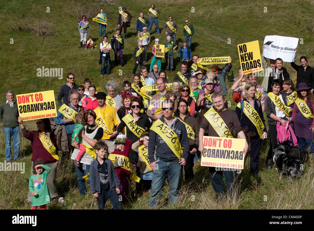 Twyford Down, UK. 29 Septembre, 2012. Les manifestants se rassemblent pour commémorer le 20e anniversaire de Twyford Down, la protestation qui a provoqué une vague d'action directe contre les plans du gouvernement de la construction de routes. La réunion d'aujourd'hui a eu lieu en réponse à de nouveaux plans routiers du gouvernement. Les manifestations 1992 Twyford Down développé en réponse à des plans d'extension de la M3 à travers un paysage historique protégé près de Winchester dans le Wiltshire. Twyford Down a engendré une vague d'autres manifestations y compris le M11 à Londres et le contournement de Newbury. Plus d'info : http://bettertransport.org.uk/blogs/roads/100912-twyford-20 Banque D'Images