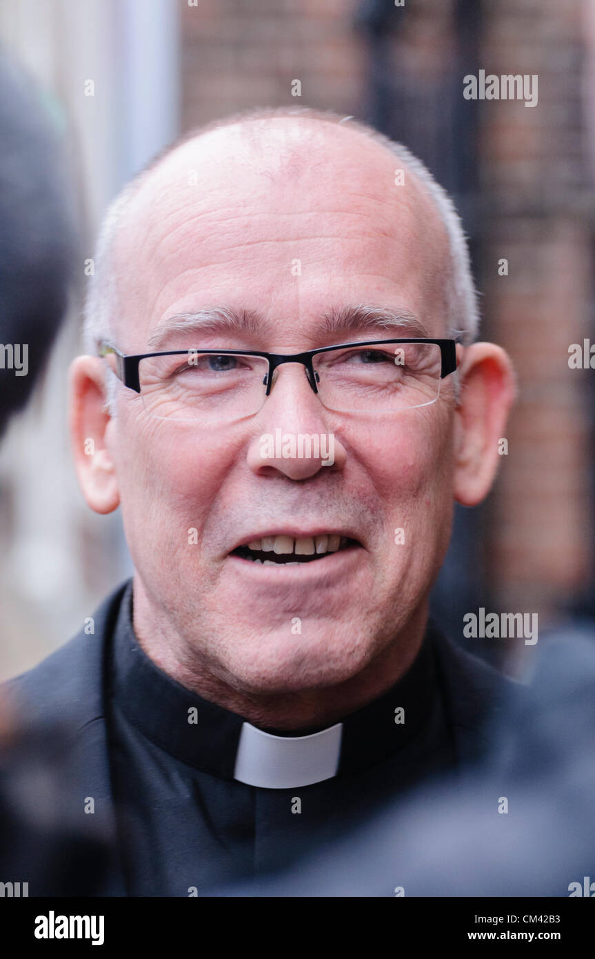 L'Irlande du Nord, Belfast 29/09/2012 - Le père Michael Sheehan, curé de St Patrick Eglise Catholique Romaine sur Donegall Street Banque D'Images