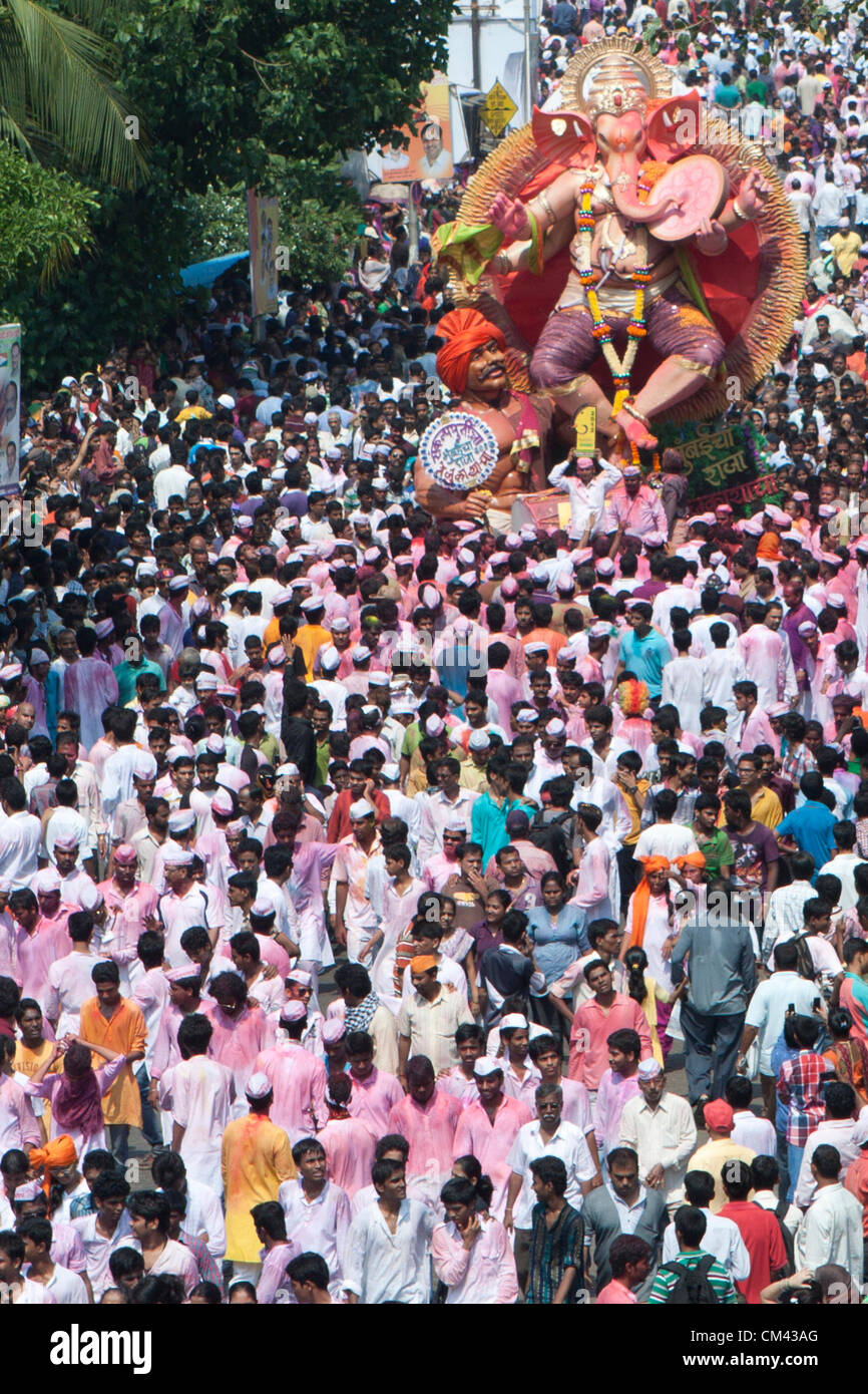 Mumbai, Inde. Les dévots hindous indiens effectuer autour d'une immense idole de l'éléphant-dirigé dieu hindou Seigneur Ganesha dans les rues pendant la procession de l'immersion de l'idole dans la mer d'Oman de Mumbai le 29 septembre 2012. Les gens célèbrent Ganpati (Renaissance) de Lord Ganesh le dieu éléphant. D'une durée de 10 jours, cette coutume se termine par le rituel de l'émersion de Ganesh idoles dans les rivières et lacs. Banque D'Images