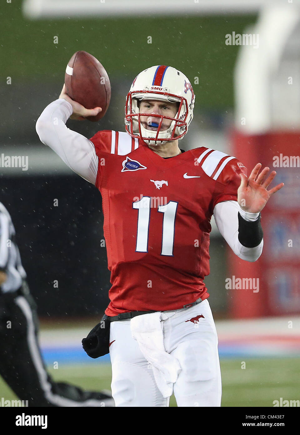 29 septembre 2012 - Dallas, Texas, États-Unis d'Amérique - Southern Methodist quarterback Mustangs Garrett Gilbert (11) en action pendant le match entre la Southern Methodist Mustangs et le TCU Horned Frogs au Gerald J. Ford Stadium de Dallas, Texas. Défaites TCU SMU 24 à 16. (Crédit Image : © Dan Wozniak/ZUMAPRESS.com) Banque D'Images