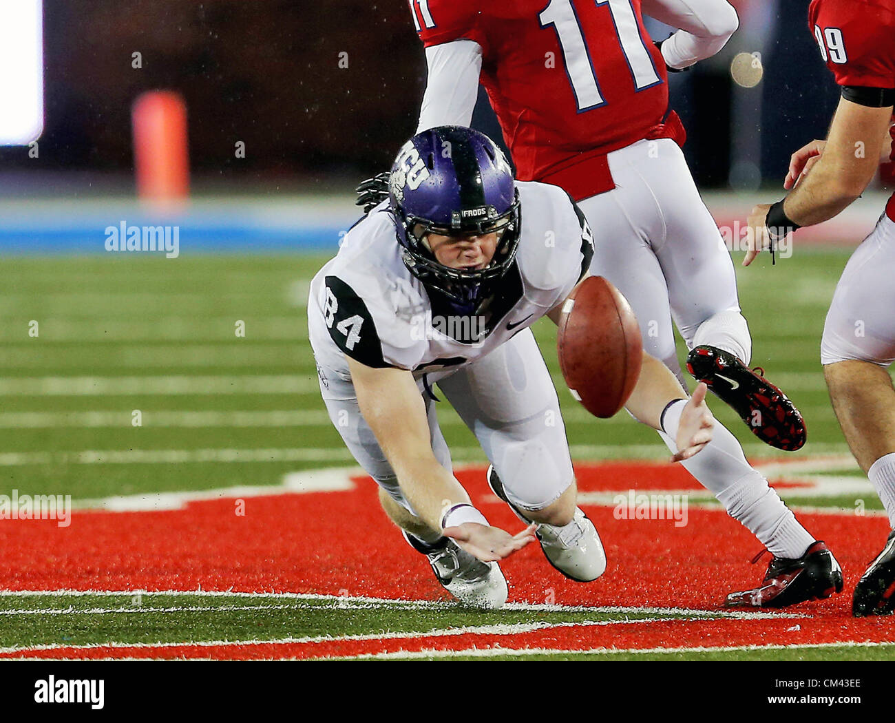 29 septembre 2012 - Dallas, Texas, États-Unis d'Amérique - TCU Horned Frogs tight end Dominic Merka (84) en action pendant le match entre la Southern Methodist Mustangs et le TCU Horned Frogs au Gerald J. Ford Stadium de Dallas, Texas. Défaites TCU SMU 24 à 16. (Crédit Image : © Dan Wozniak/ZUMAPRESS.com) Banque D'Images