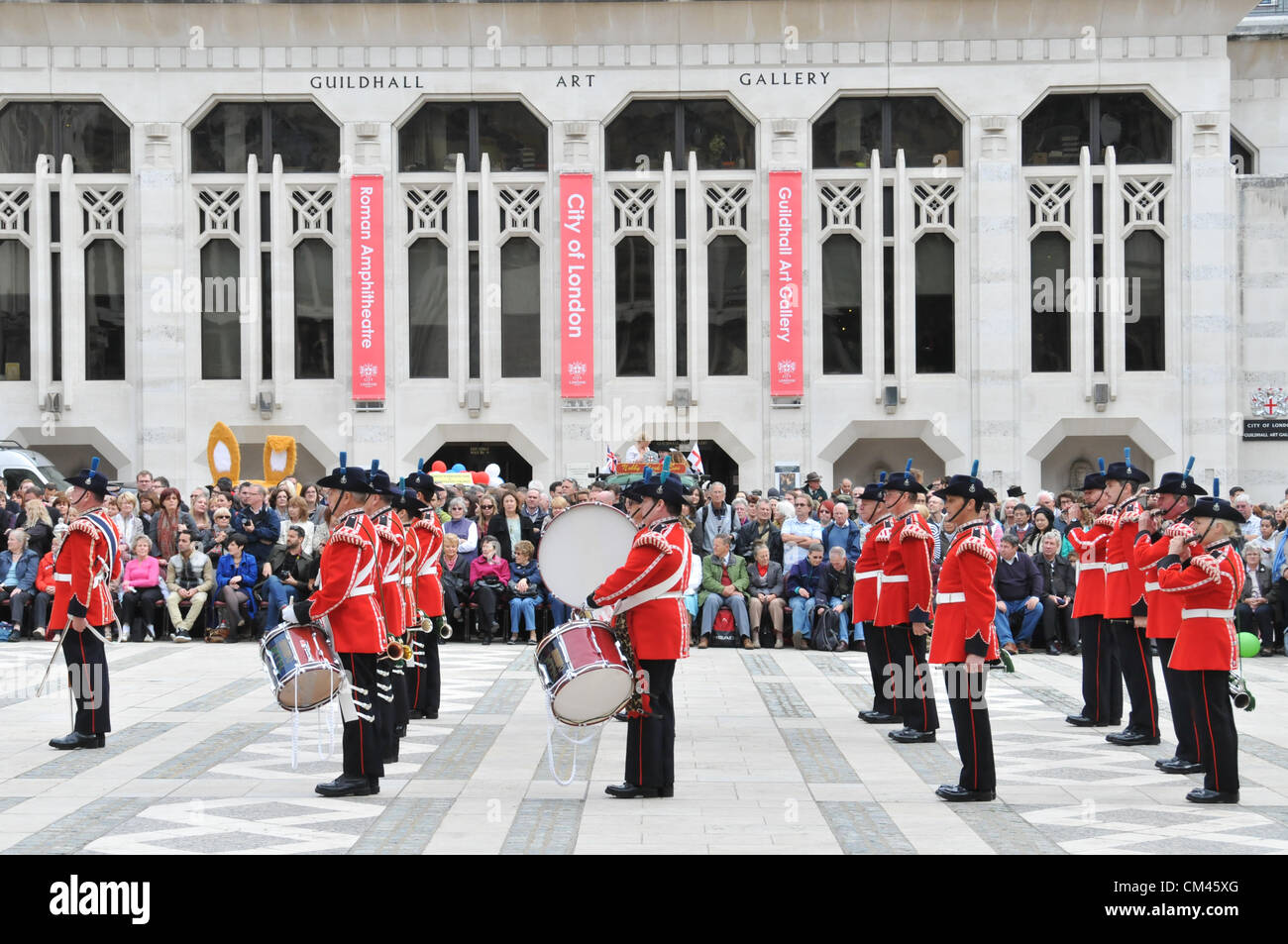 Guildhall Yard, London, UK. Le 30 septembre 2012. Une fanfare à Guildhall Yard. Les Pearly Kings and Queens Harvest Festival à Guildhall Yard. Un événement annuel avec Cockney Maypole danseurs, Morris Men, une fanfare et Pearly Kings & Queens de tout Londres. Banque D'Images