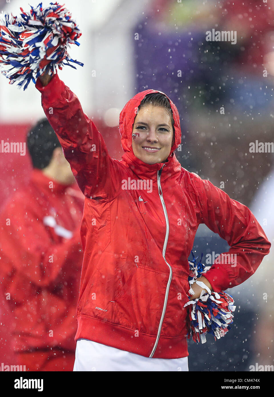 29 septembre 2012 - Dallas, Texas, États-Unis d'Amérique - Southern Methodist Mustang cheerleaders en action lors de fortes pluies dans le jeu entre la Southern Methodist Mustangs et le TCU Horned Frogs au Gerald J. Ford Stadium de Dallas, Texas. Défaites TCU SMU 24 à 16. (Crédit Image : © Dan Wozniak/ZUMAPRESS.com) Banque D'Images