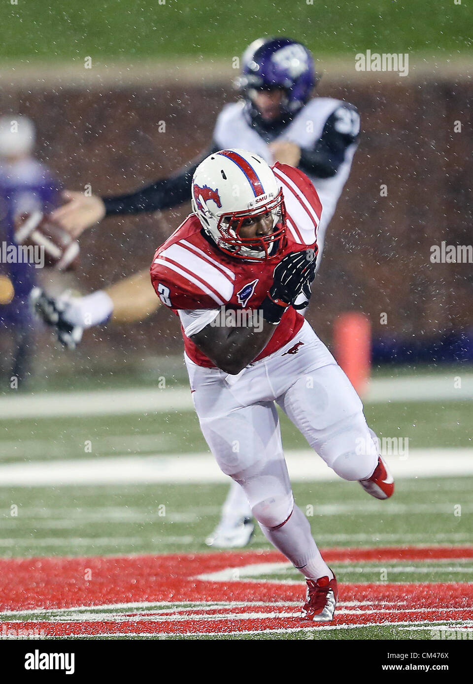 29 septembre 2012 - Dallas, Texas, États-Unis d'Amérique - Southern Methodist secondeur Mustangs Kevin Pope (3) en action lors de fortes pluies dans le jeu entre la Southern Methodist Mustangs et le TCU Horned Frogs au Gerald J. Ford Stadium de Dallas, Texas. Défaites TCU SMU 24 à 16. (Crédit Image : © Dan Wozniak/ZUMAPRESS.com) Banque D'Images