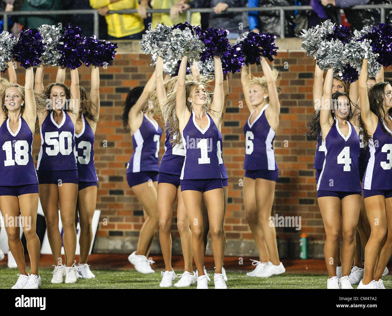 29 septembre 2012 - Dallas, Texas, États-Unis d'Amérique - TCU Horned Frogs cheerleaders en action lors de fortes pluies dans le jeu entre la Southern Methodist Mustangs et le TCU Horned Frogs au Gerald J. Ford Stadium de Dallas, Texas. Défaites TCU SMU 24 à 16. (Crédit Image : © Dan Wozniak/ZUMAPRESS.com) Banque D'Images