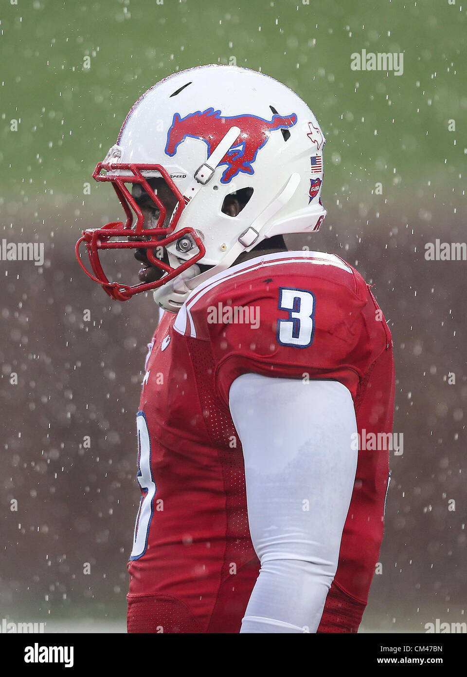 29 septembre 2012 - Dallas, Texas, États-Unis d'Amérique - Southern Methodist wide receiver Mustangs Darius Johnson (3) en action lors de fortes pluies dans le jeu entre la Southern Methodist Mustangs et le TCU Horned Frogs au Gerald J. Ford Stadium de Dallas, Texas. Défaites TCU SMU 24 à 16. (Crédit Image : © Dan Wozniak/ZUMAPRESS.com) Banque D'Images