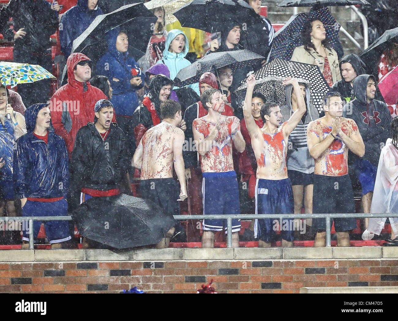 29 septembre 2012 - Dallas, Texas, États-Unis d'Amérique - Southern Methodist Mustang et TCU Horned Frog fans watch l'action pendant de fortes pluies dans le jeu entre la Southern Methodist Mustangs et le TCU Horned Frogs au Gerald J. Ford Stadium de Dallas, Texas. Défaites TCU SMU 24 à 16. (Crédit Image : © Dan Wozniak/ZUMAPRESS.com) Banque D'Images