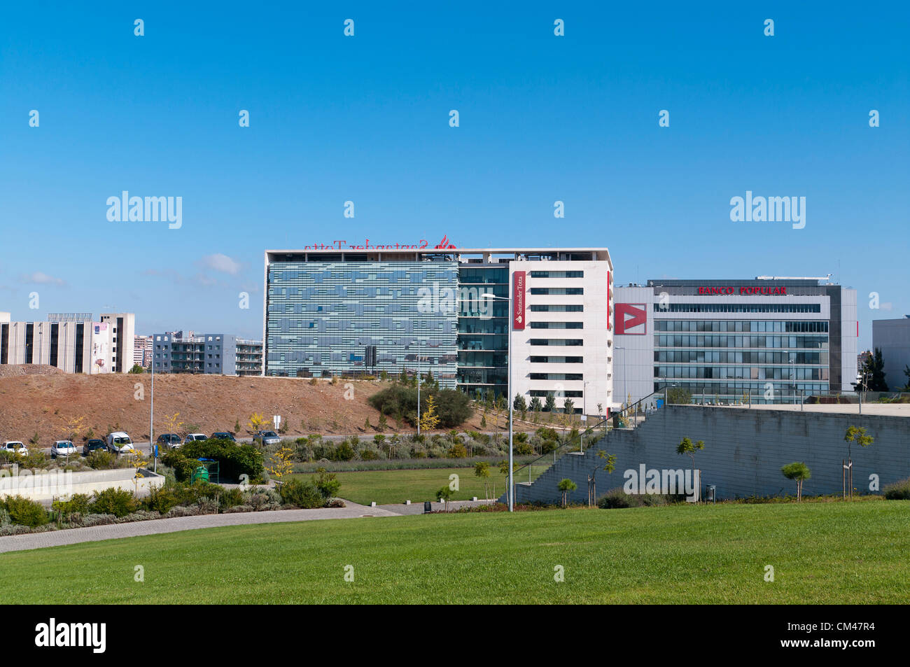 Bâtiments modernes de Santander Bank et Universidade Europeia à Lisbonne, Portugal. Banque D'Images