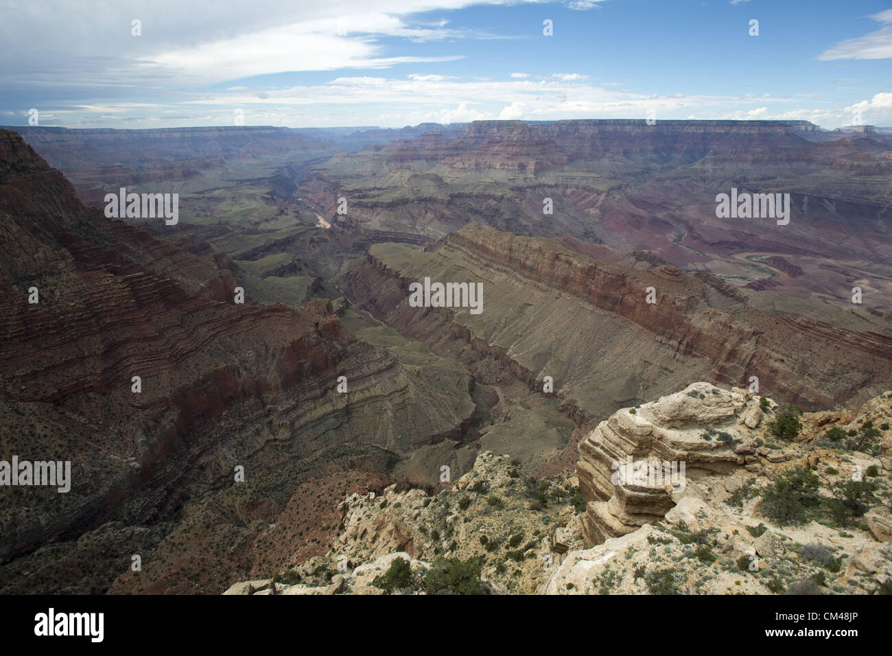 2 septembre 2012 - Temple City, CA, USA - Le Grand Canyon est un canyon aux flancs abrupts sculptés par le fleuve Colorado aux États-Unis dans l'état de l'Arizona. Elle est contenue à l'intérieur et géré par le Parc National du Grand Canyon, la tribu Hualapai Nation, et la tribu Havasupai. Le président Theodore Roosevelt a été un important partisan de la préservation de la zone du Grand Canyon, et il a rendu visite à de nombreuses occasions de chasser et profiter du paysage. Elle est considérée comme l'une des sept merveilles naturelles du monde..Le Grand Canyon est de 277 miles (446 km) de long, jusqu'à 18 miles (29 km) de large et atteint une profondeur de plus de Banque D'Images