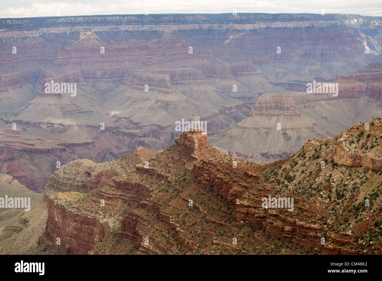 2 septembre 2012 - Temple City, CA, USA - Le Grand Canyon est vu de la Desert View Watchtower. Le Grand Canyon est un canyon aux flancs abrupts sculptés par le fleuve Colorado aux États-Unis dans l'état de l'Arizona. Elle est contenue à l'intérieur et géré par le Parc National du Grand Canyon, la tribu Hualapai Nation, et la tribu Havasupai. Le président Theodore Roosevelt a été un important partisan de la préservation de la zone du Grand Canyon, et il a rendu visite à de nombreuses occasions de chasser et profiter du paysage. Elle est considérée comme l'une des sept merveilles naturelles du monde..Le Grand Canyon est de 277 miles (446 km) de long Banque D'Images