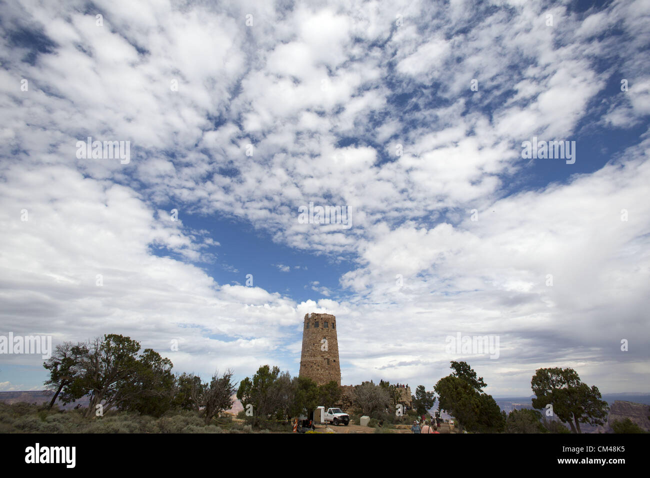 2 septembre 2012 - Temple City, CA, USA - Le Desert View Watchtower dans le Parc National du Grand Canyon. Le Grand Canyon est un canyon aux flancs abrupts sculptés par le fleuve Colorado aux États-Unis dans l'état de l'Arizona. Elle est contenue à l'intérieur et géré par le Parc National du Grand Canyon, la tribu Hualapai Nation, et la tribu Havasupai. Le président Theodore Roosevelt a été un important partisan de la préservation de la zone du Grand Canyon, et il a rendu visite à de nombreuses occasions de chasser et profiter du paysage. Elle est considérée comme l'une des sept merveilles naturelles du monde..Le Grand Canyon est de 277 miles (446 km) Banque D'Images