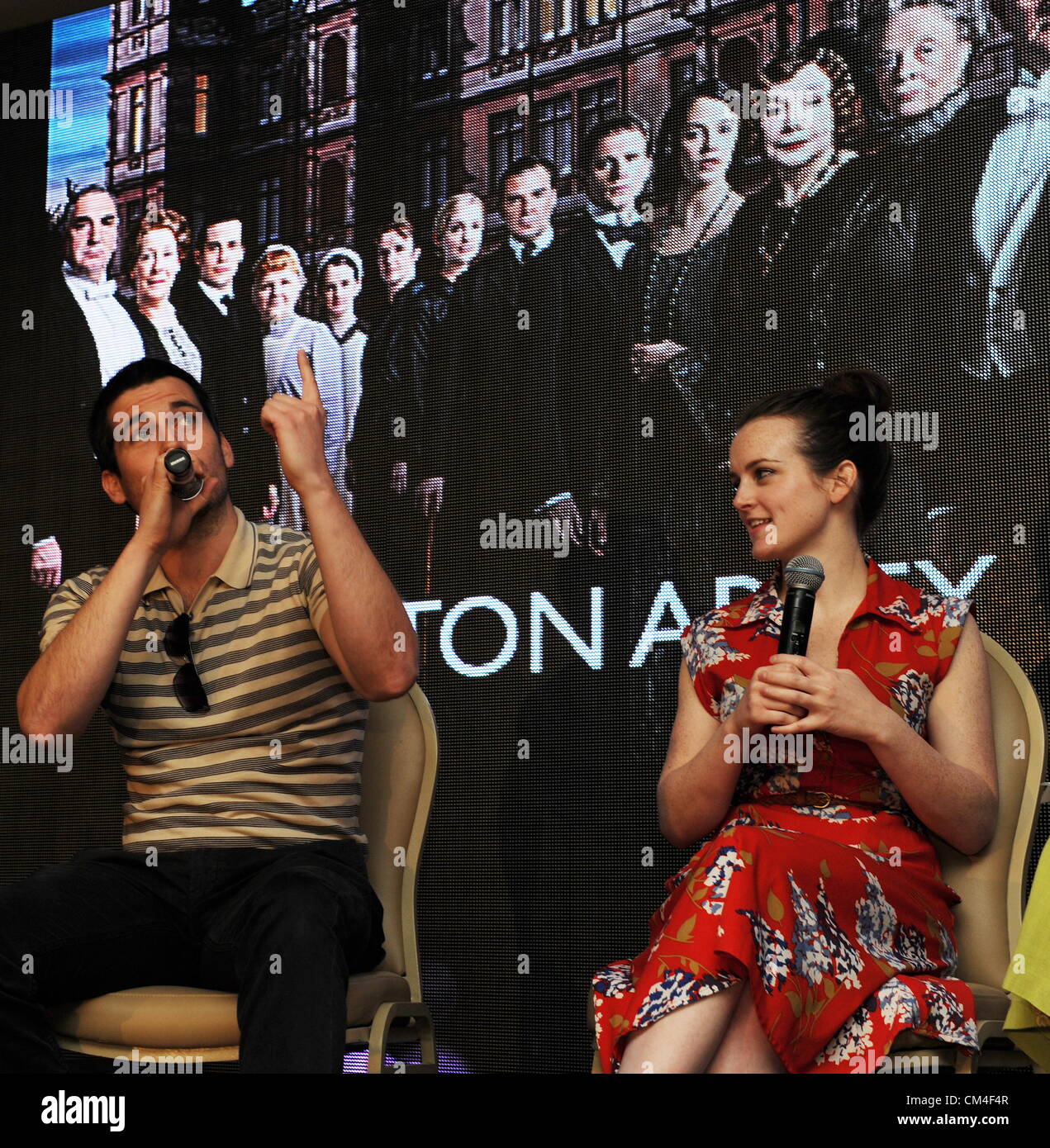 Johannesburg, Afrique du Sud. 2 octobre 2012. Acteurs britanniques de l'émission populaire Downton Abbey Robert James-Collier et Sophie McShera le 2 octobre 2012 que la BBC est titulaire d'une vitrine sur le réseau de neuf programmes à Johannesburg, Afrique du Sud. (Photo par Gallo Images / Foto24 / Mary-Ann Palmer / Alamy Live News) Banque D'Images