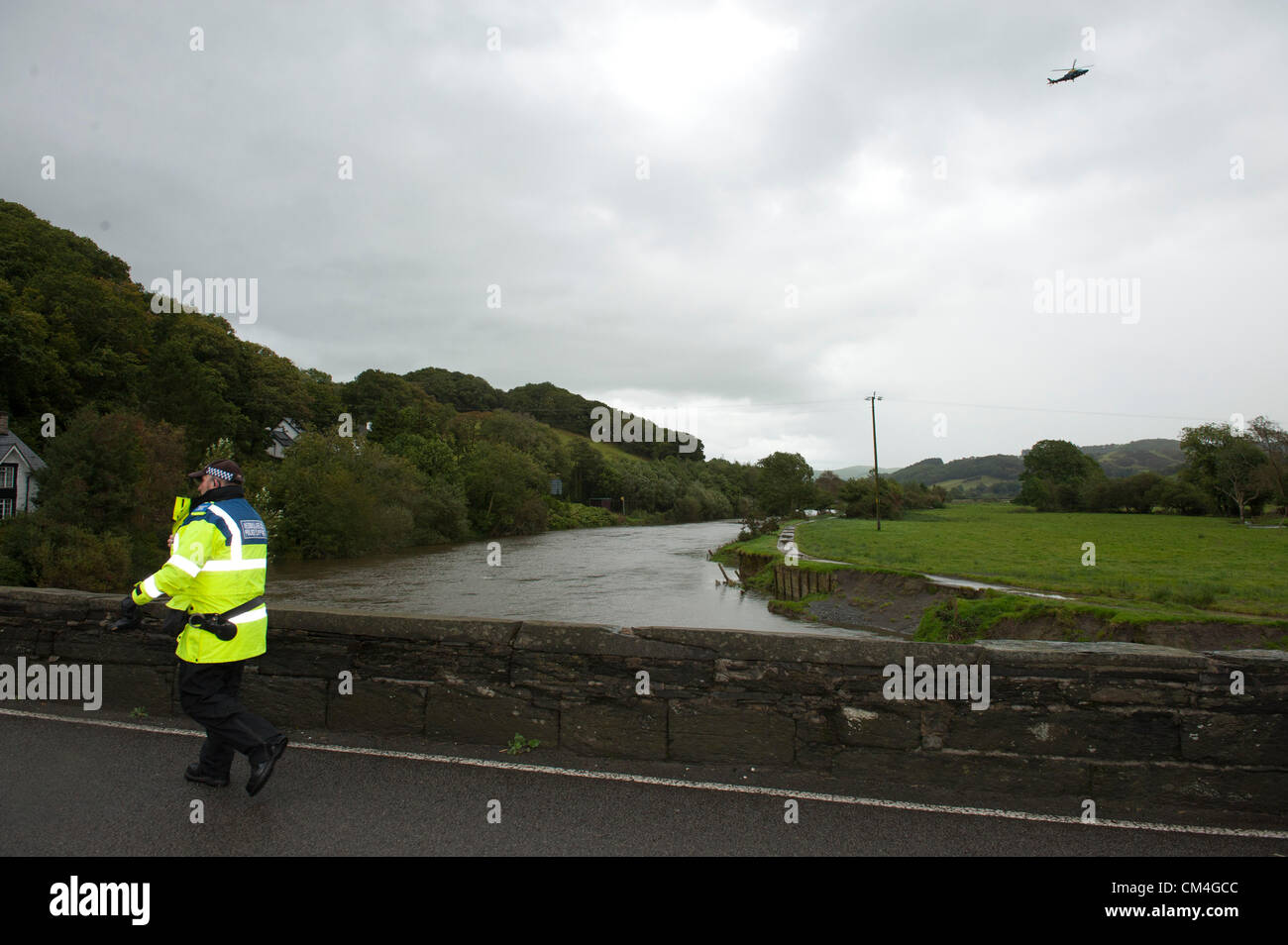 2 octobre, 2012. Machynlleth, au Pays de Galles, Royaume-Uni. Au pont de la police Dovey. La recherche de Jones 5 Avril qui ont disparu la nuit dernière à environ 19h00 se poursuit. Crédit photo : Graham M. Lawrence./ Alamy Live News Banque D'Images