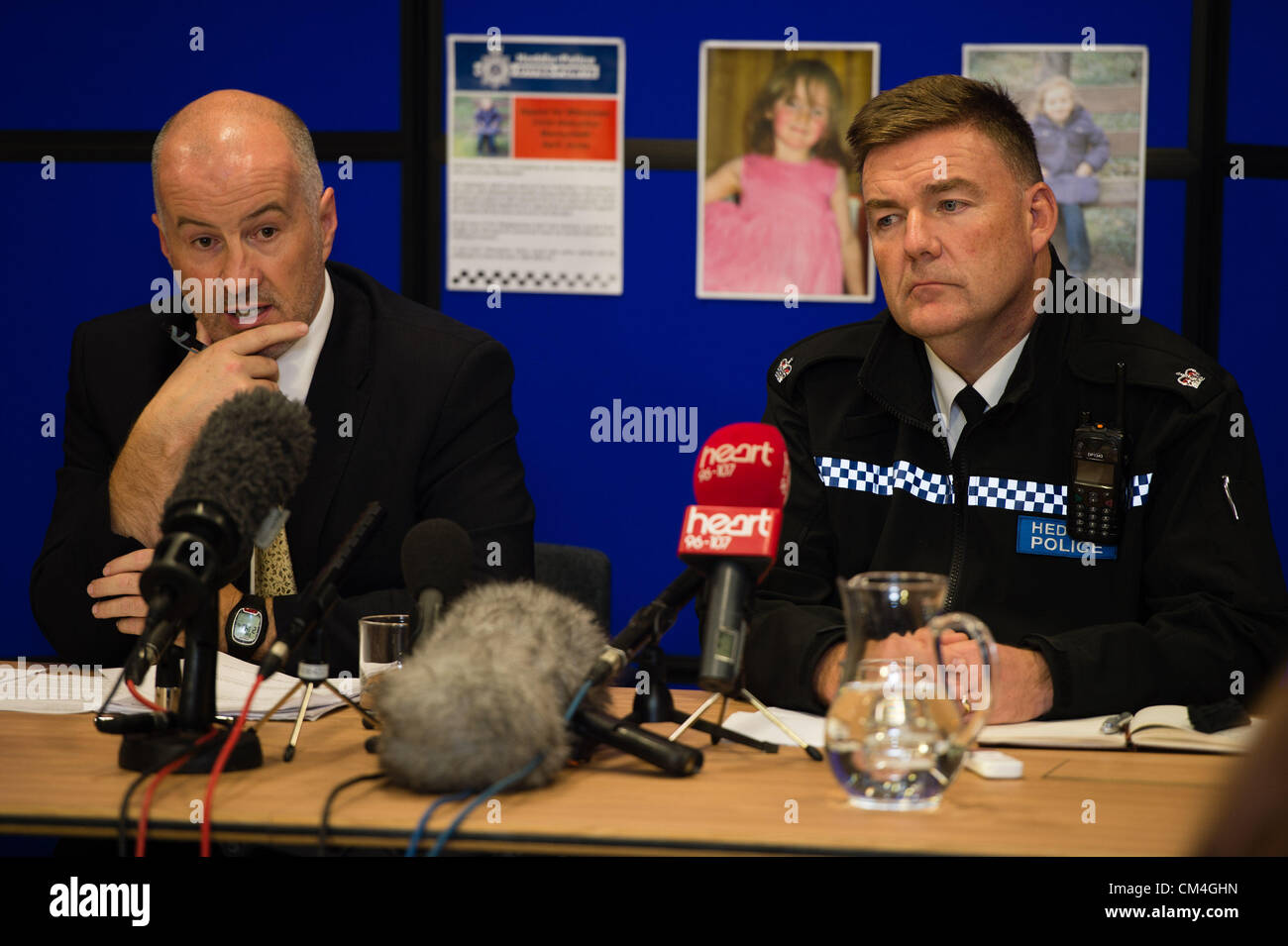 2 Oct 2012, Aberystwyth UK : Detective Superintendant REG BEVAN (gauche, adaptées) et Superintendant IAN JOHN (à droite) en uniforme, lors d'une conférence de presse La mise à jour des informations sur les recherches pour retrouver 5 ans, fille d'AVRIL JONES. Ils ont annoncé, mais n'a pas nom, qu'un homme de 46 ans avait été arrêté au sujet de l'enlèvement et était remis en question au poste de police de Aberystwyth cette nuit. L'homme a été nommée localement comme ex-soldat MARK BRIDGER Photo ©keith morris Banque D'Images