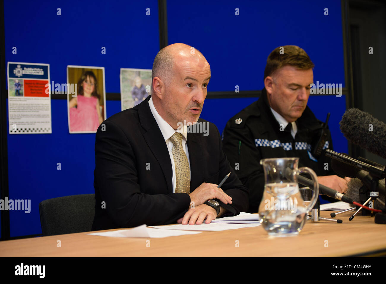 2 Oct 2012, Aberystwyth UK : Detective Superintendant REG BEVAN (gauche, adaptées) et Superintendant IAN JOHN (à droite) en uniforme, lors d'une conférence de presse La mise à jour des informations sur les recherches pour retrouver 5 ans, fille d'AVRIL JONES. Ils ont annoncé, mais n'a pas nom, qu'un homme de 46 ans avait été arrêté au sujet de l'enlèvement et était remis en question au poste de police de Aberystwyth cette nuit. L'homme a été nommée localement comme ex-soldat MARK BRIDGER Photo ©keith morris Banque D'Images