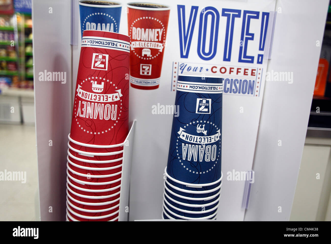 Les élections présidentielles, 7 11 Le dépanneur vous permet de voter avec le café, Obama ou Romney. Septembre 2012. Banque D'Images