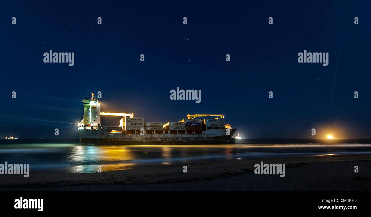 Valence, Espagne. 1er octobre 2012. Un vieux cargo bloqués à saler Beach en raison de tempête. Banque D'Images