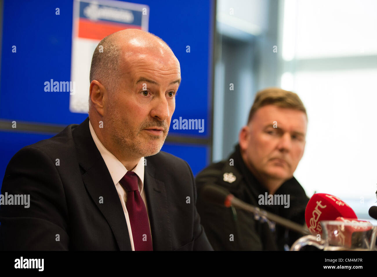 Aberystwyth, Pays de Galles, Royaume-Uni. 3e octobre 2012. Detective Superintendant REG BEVAN (adapté) et Superintendant IAN JOHN en uniforme () lors d'une conférence de presse 17h30 mise à jour de l'information sur la recherche d'un 5 ans, fille d'AVRIL JONES. Ils n'avaient pas de nouvelles positives à faire rapport sur la recherche de la jeune fille, mais l'éloge des efforts combinés des forces de voisins et a annoncé que la chasse pour elle de s'intensifier, avec l'introductiion d'équipes une formation de haut niveau dans les recherches dans des zones isolées et difficiles. Credit : Keith morris / Alamy Live News Banque D'Images