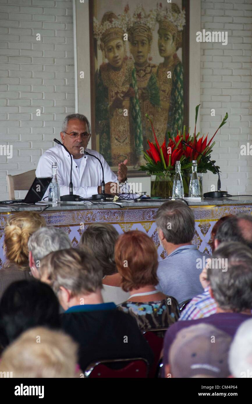 BALI, INDONÉSIE, le 4 octobre 2012. Prix Nobel de la paix et ancien  Président du Timor oriental, JosŽ Manuel Ramos-Horta des gestes aussi il  parle à Ubud Writers and Readers Festival à