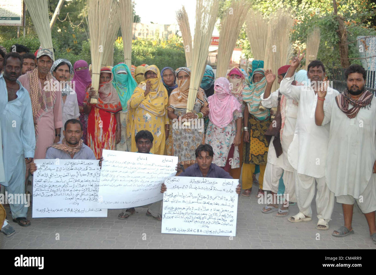 Les employés de corporation municipale protestent en faveur de leurs revendications au cours d'une manifestation à Larkana Press Club le Jeudi, Octobre 04, 2012 Banque D'Images