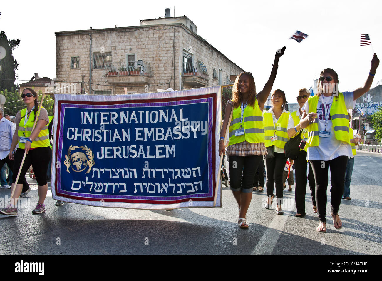 Jérusalem, Israël. 4e octobre 2012. Les délégations à l'Ambassade chrétienne internationale de Jérusalem pèlerinage annuel Fête des Tabernacles de mars dans la rue Bezalel de Jérusalem Parade annuelle de Soukkot. Jérusalem, Israël. 4-Octobre-2012. Environ dix mille personnes mars dans la parade annuelle de Jérusalem y compris la participation des délégations du monde entier, l'industrie israélienne, les banques et le personnel militaire. Credit : Alon Nir / Alamy Live News Banque D'Images