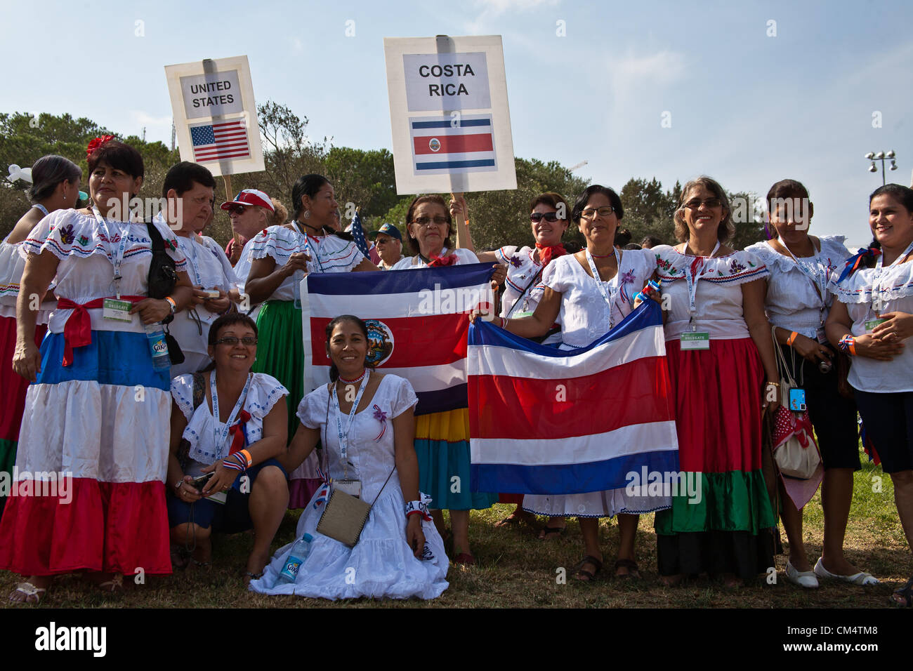 Les membres de la délégation du Costa Rica à l'Ambassade chrétienne internationale de Jérusalem pèlerinage annuel Fête des Tabernacles posent pour une photo avant l'Assemblée Jérusalem Soukkoth Parade. Jérusalem, Israël. 4-Octobre-2012. Près de cinq des milliers de chrétiens sur l'Ambassade chrétienne internationale de Jérusalem pèlerinage annuel Fête des Tabernacles, à partir de la quatre-vingt-dix pays, montrer leur soutien à Israël en participant à l'Assemblée Jérusalem Soukkoth Parade. Banque D'Images