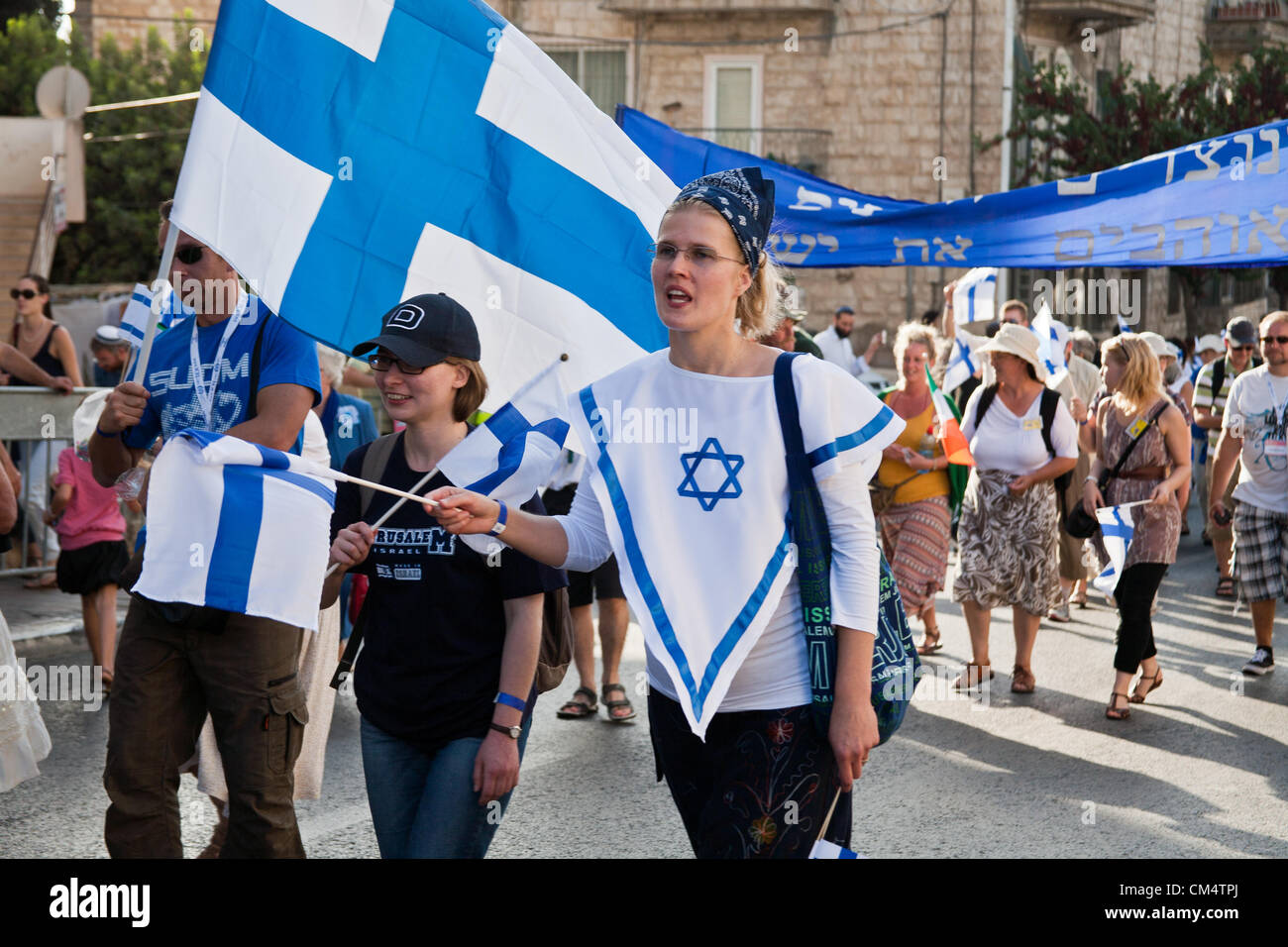 Les membres de la délégation de la Finlande à l'Ambassade chrétienne internationale de Jérusalem pèlerinage annuel Fête des Tabernacles de mars dans la rue Bezalel de Jérusalem Parade annuelle de Soukkot. Jérusalem, Israël. 4-Octobre-2012. Près de cinq des milliers de chrétiens sur l'Ambassade chrétienne internationale de Jérusalem pèlerinage annuel Fête des Tabernacles, à partir de la quatre-vingt-dix pays, montrer leur soutien à Israël en participant à l'Assemblée Jérusalem Soukkoth Parade. Banque D'Images