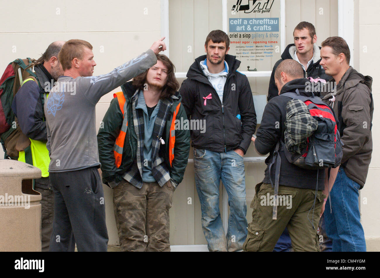 5 octobre 2012. Machynlleth, au Pays de Galles, Royaume-Uni. Les bénévoles d'attendre d'être informé à la base de loisirs. Après une nuit de recherche tous les 5 ans Avril Jones est toujours manquant. Elle a été vue pour la dernière fois d'entrer dans un van de couleur claire alors qu'elle jouait sur son vélo avec des amis près de chez elle sur le Bry-Y-Gog estate autour de 19.00h le lundi 1er octobre 2012. Mark Bridger 46 suspects, a été arrêté le 2 octobre 2012, et est remis en question pour la troisième fois. La police a été levée jusqu'pavés au chalet dans le village de Ceinws 3 miles au nord de la ville. Crédit photo : Graham M. Lawrence. Banque D'Images