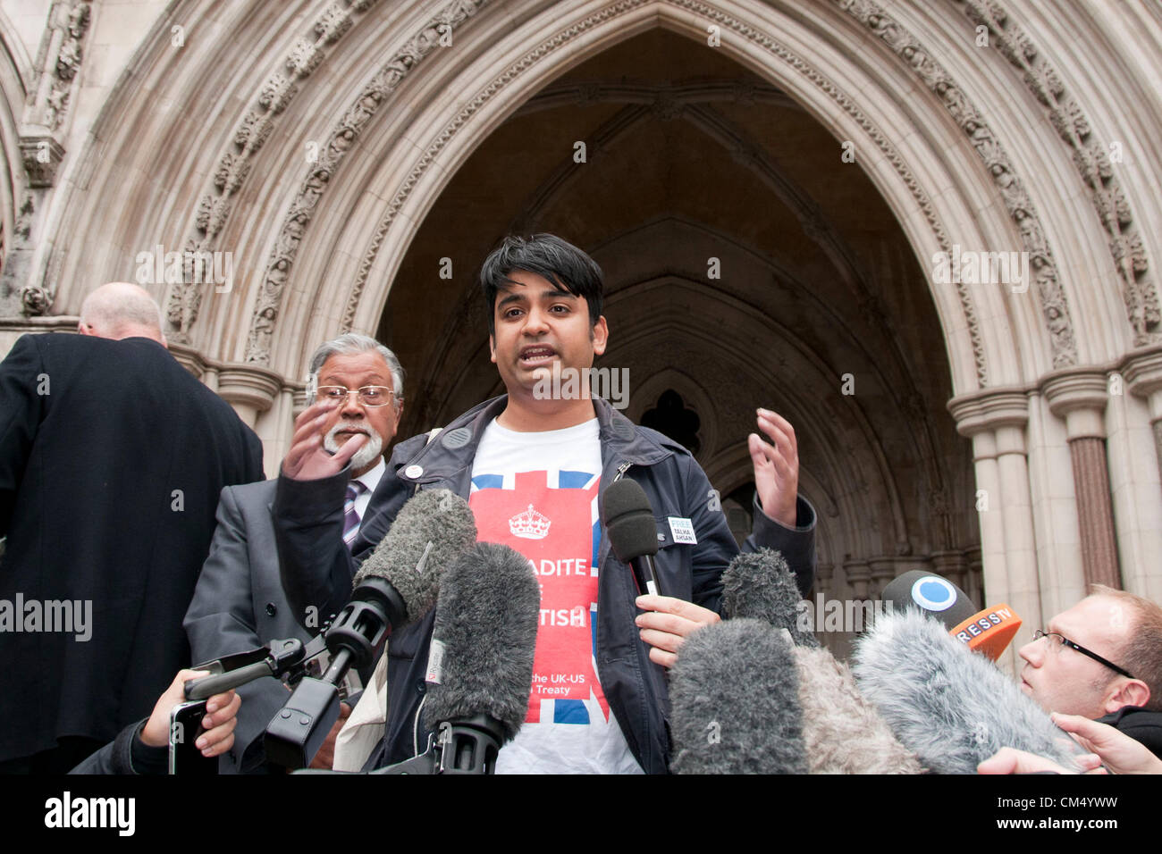 Londres, Royaume-Uni. 05/10/12. Hamja Ahsan, frère Nacen Ahsan parle après la conclusion hors de son frère a perdu son dernier appel d'extradition. Credit : Pete Maclaine / Alamy Live News Banque D'Images