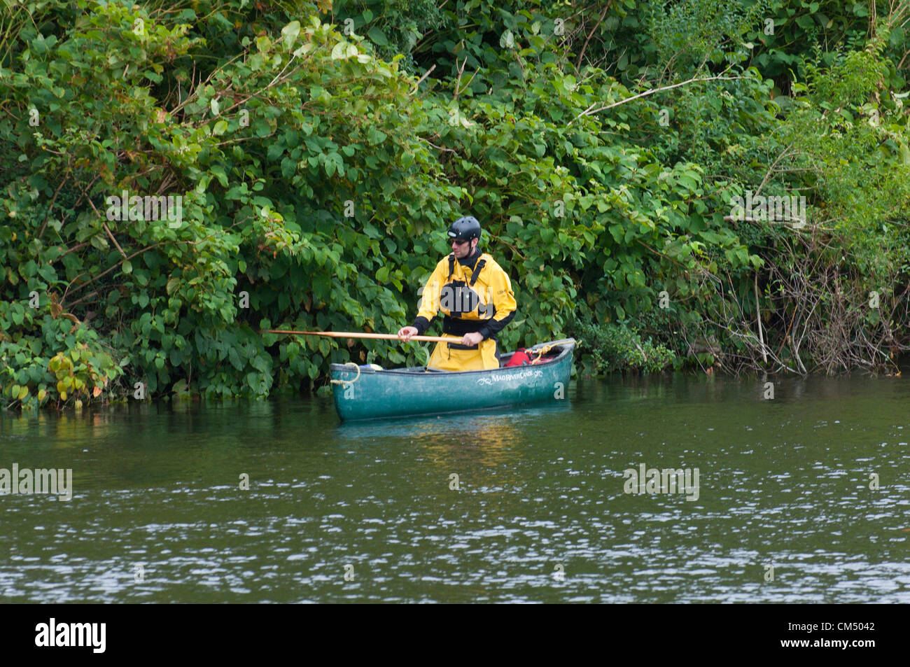 5 octobre 2012. Machynlleth, au Pays de Galles, Royaume-Uni. Recherche bénévoles les rivières avec des kayaks et canoës. Après une nuit de recherche tous les 5 ans Avril Jones est toujours manquant. Elle a été vue pour la dernière fois d'entrer dans un van de couleur claire alors qu'elle jouait sur son vélo avec des amis près de chez elle sur le Bry-Y-Gog estate autour de 19.00h le lundi 1er octobre 2012. Mark Bridger 46 suspects, a été arrêté le 2 octobre 2012, et est remis en question pour la troisième fois. La police a été levée jusqu'pavés au chalet dans le village de Ceinws 3 miles au nord de la ville. Crédit photo : Graham M. Lawrence. Banque D'Images