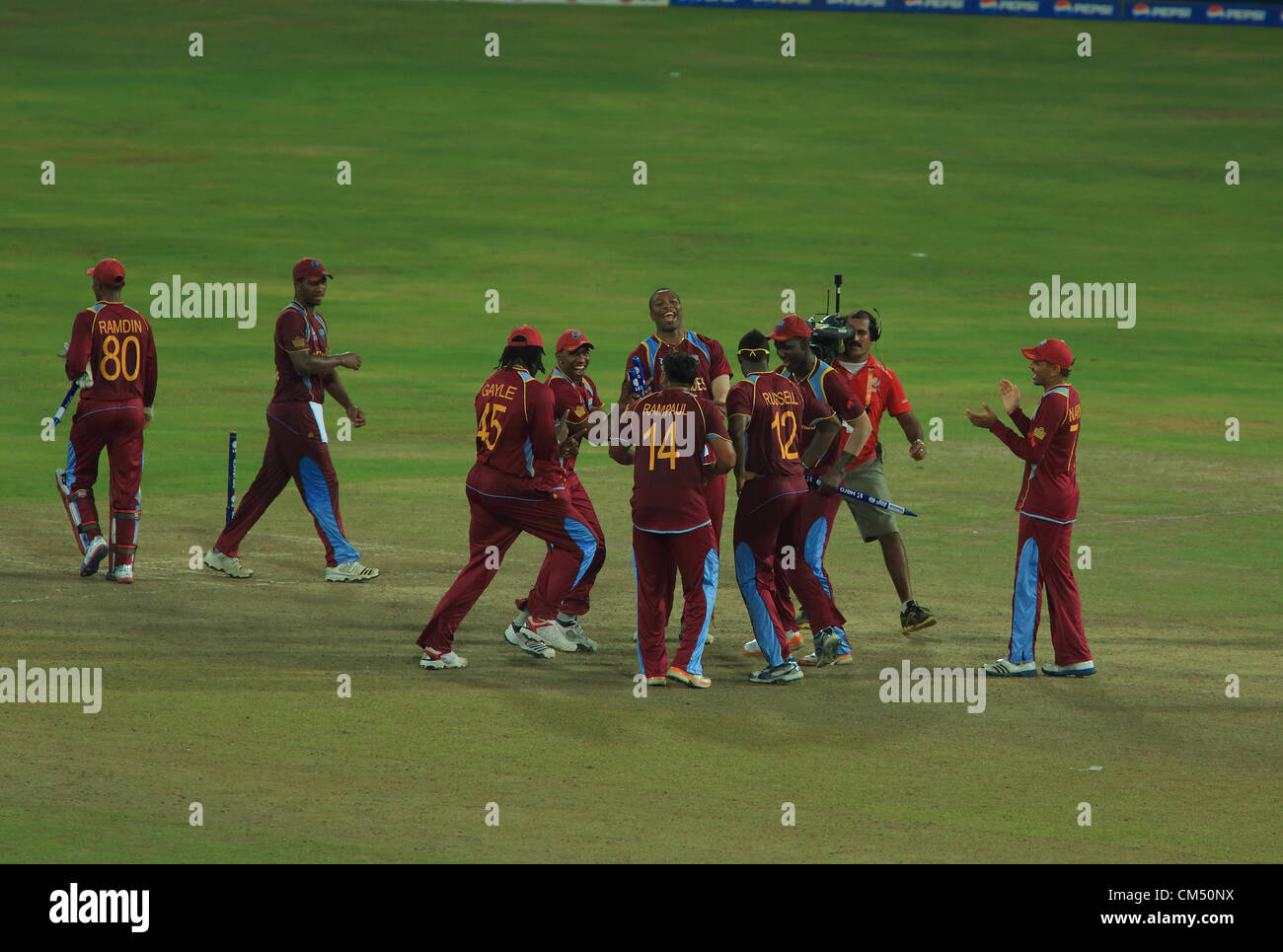 Colombo, Sri Lanka. 5 octobre 2012. L'équipe de cricket indienne de l'Ouest célèbre après avoir atteint T20 Cricket World Cup 2012 finale Banque D'Images