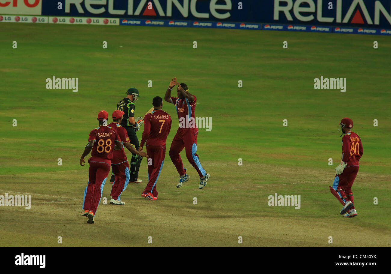 Colombo, Sri Lanka. 5 octobre 2012. L'équipe de cricket indienne de l'Ouest célèbre après avoir atteint T20 Cricket World Cup 2012 finale Banque D'Images