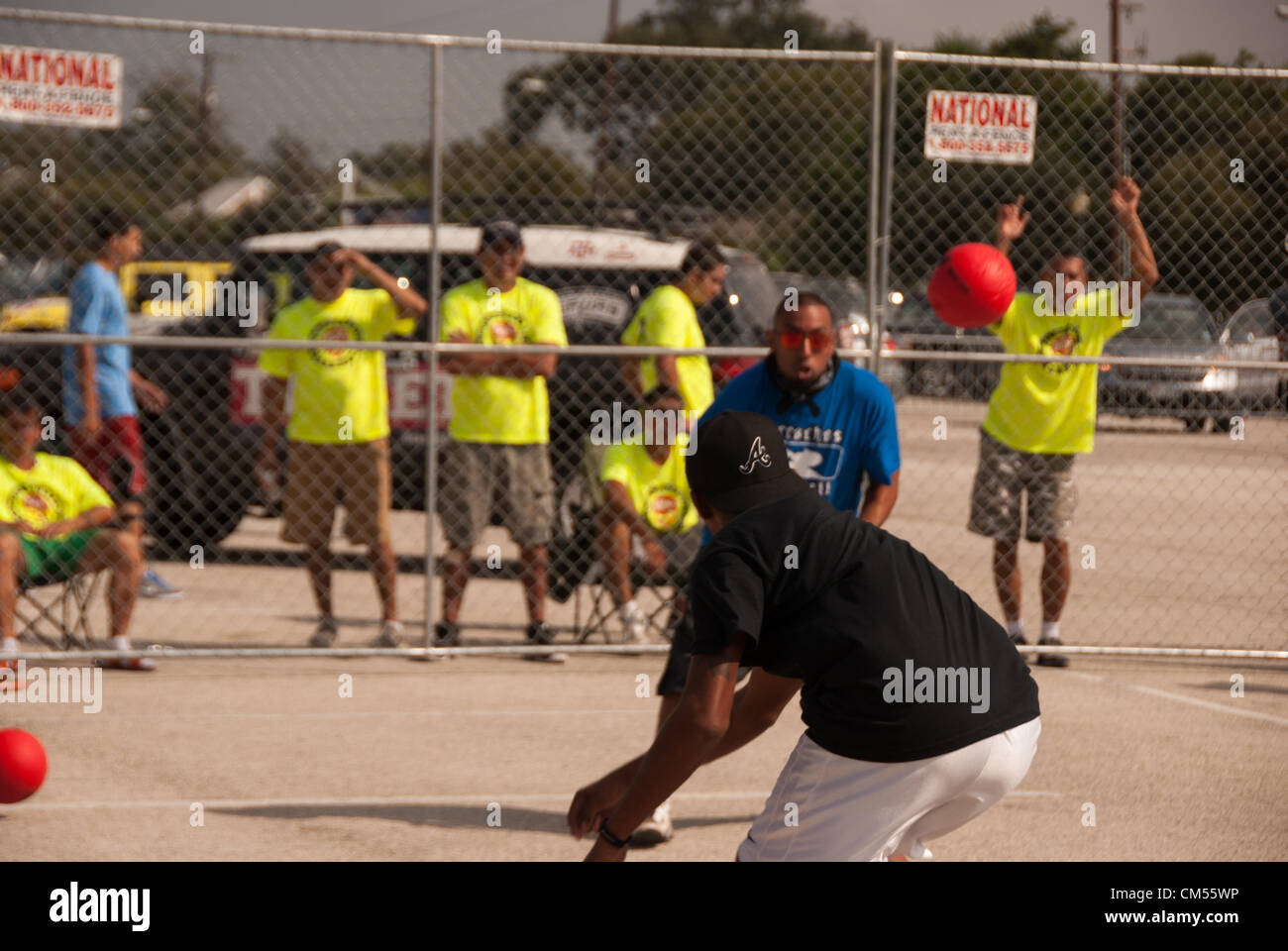 6 octobre 2012 San Antonio, Texas, États-Unis - un homme vous permet de perdre un ballon prisonnier à un joueur adverse lors d'un tournoi au jeu 'N Canard Dodgeball Dodge City en championnat San Antonio. Banque D'Images