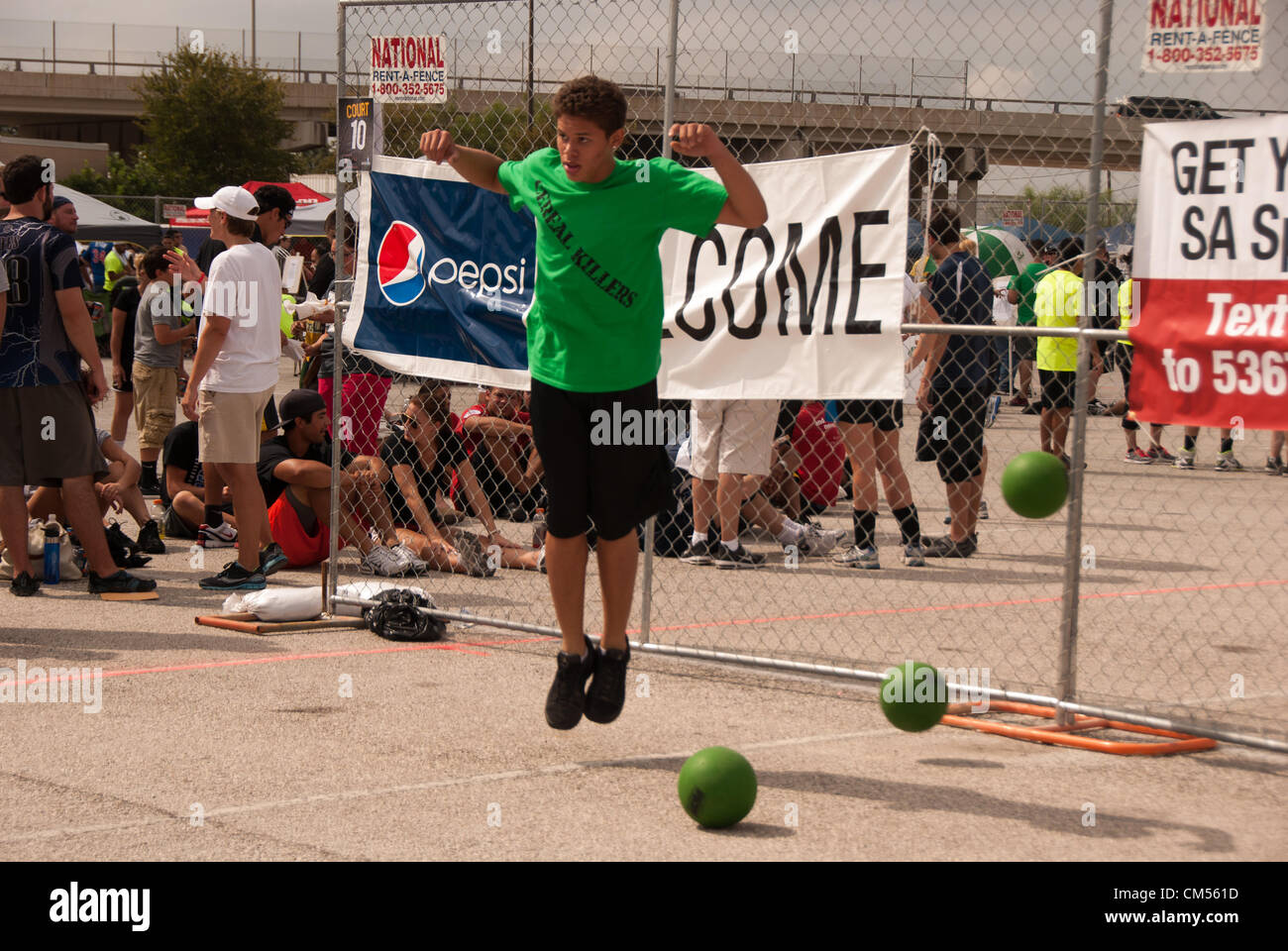 6 octobre 2012 San Antonio, Texas, États-Unis - un homme esquive un déluge de balles lors d'un tournoi au jeu 'N Canard Dodgeball Dodge City en championnat San Antonio. Banque D'Images