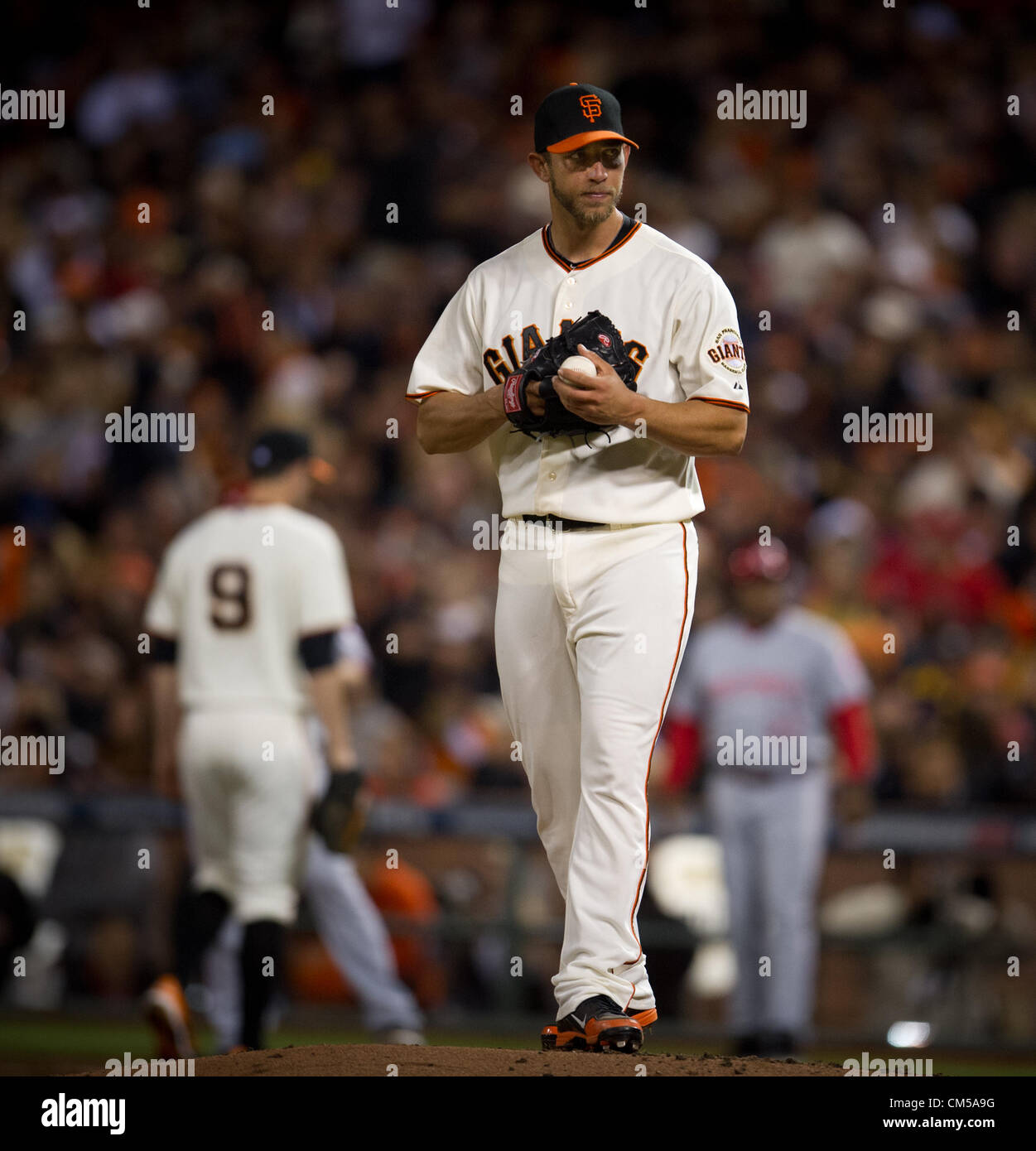 Le 7 octobre, 2012 - San Francisco, Californie, États-Unis - Madison Bumgarner pitcher géants se tourne vers l'étang d'accueil après avoir abandonné un simple deux rouges à Ryan Hanigan dans le haut de la quatrième manche dans le jeu 2 de la Division de la Ligue nationale de baseball Series le dimanche, 6 octobre, à San Francisco (crédit Image : © Jose Luis Villegas/Sacramento Bee/ZUMAPRESS.com) Banque D'Images