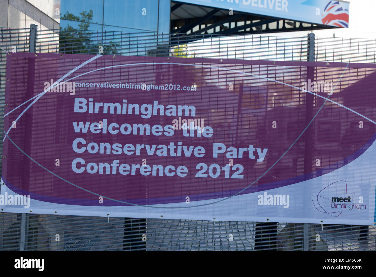 La bannière du Parti conservateur à près de clôture fixe la CPI pour leur conférence. Il membres Birmingham se félicite de la conférence du parti conservateur en 2012. Banque D'Images