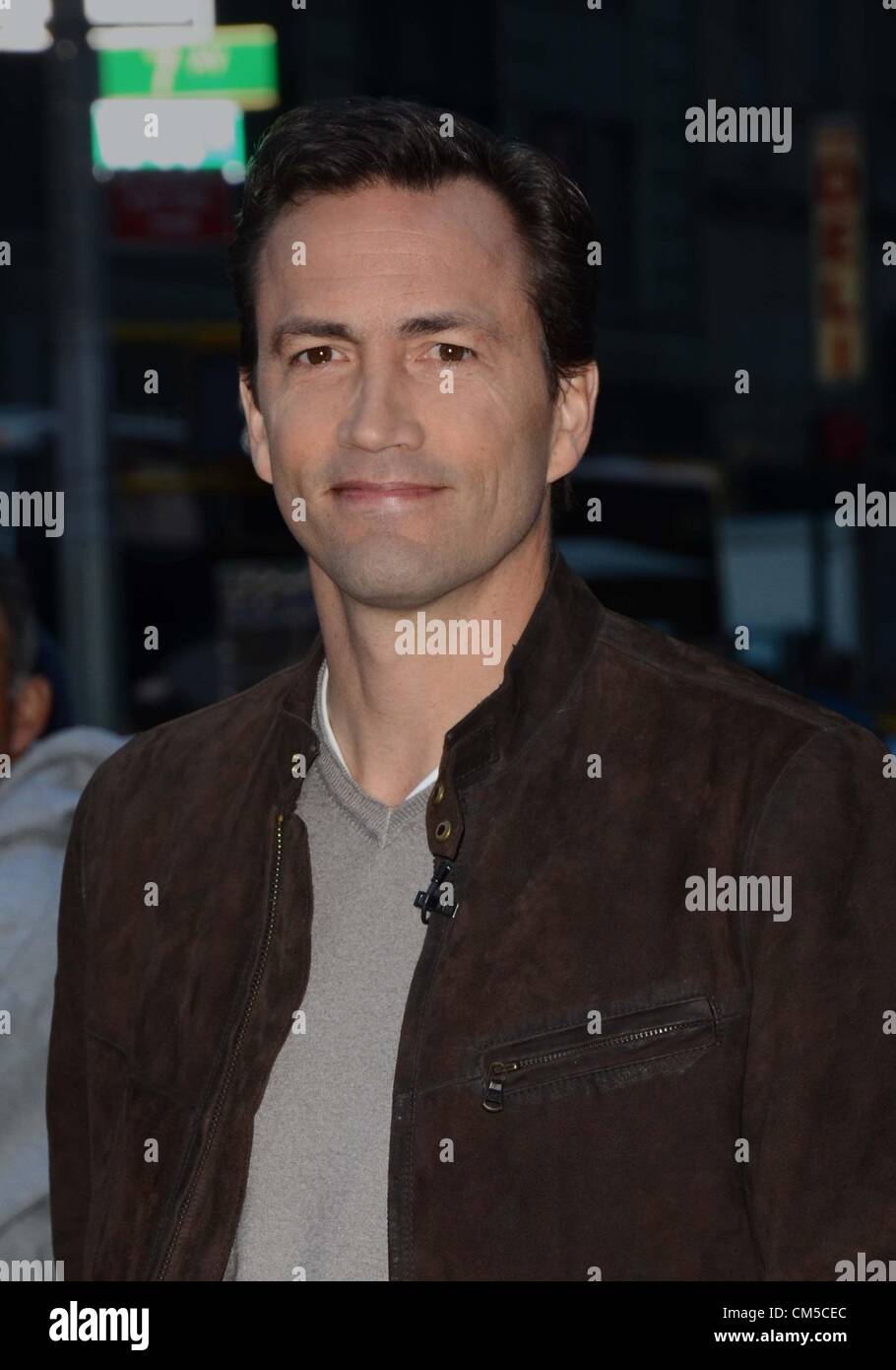 New York, USA. 8 octobre 2012. Andrew Shue (arrivant à Good Morning America) à l'apparence talk show pour la célébrité CANDIDS - MON, , New York, NY, 8 octobre 2012. Photo par : Derek Storm/Everett Collection/Alamy Live News Banque D'Images