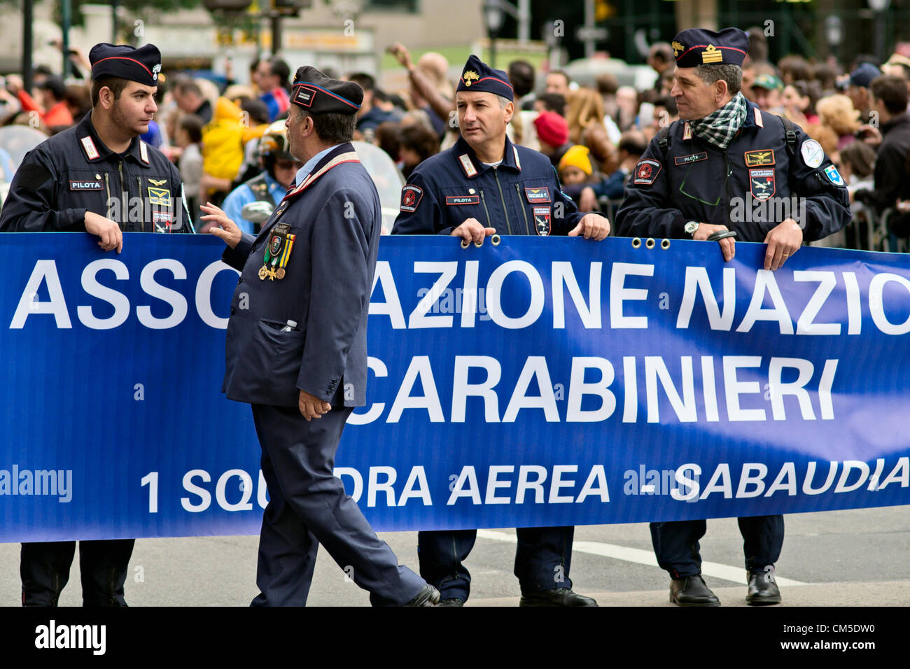 New York, NY, 8 octobre 2012. Un groupe d'Italie Associazione Nazionale Carabinieri défilés à New York City's Columbus Day parade annuelle de la 5ème Avenue Banque D'Images